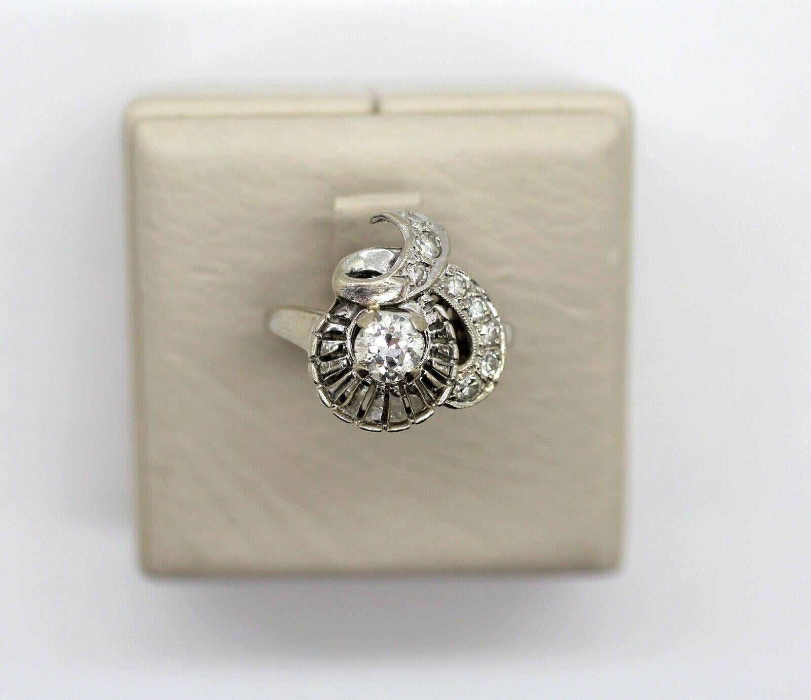 Vintage 14k White Gold Diamond Antique Ring In Excellent Condition In Los Angeles, CA