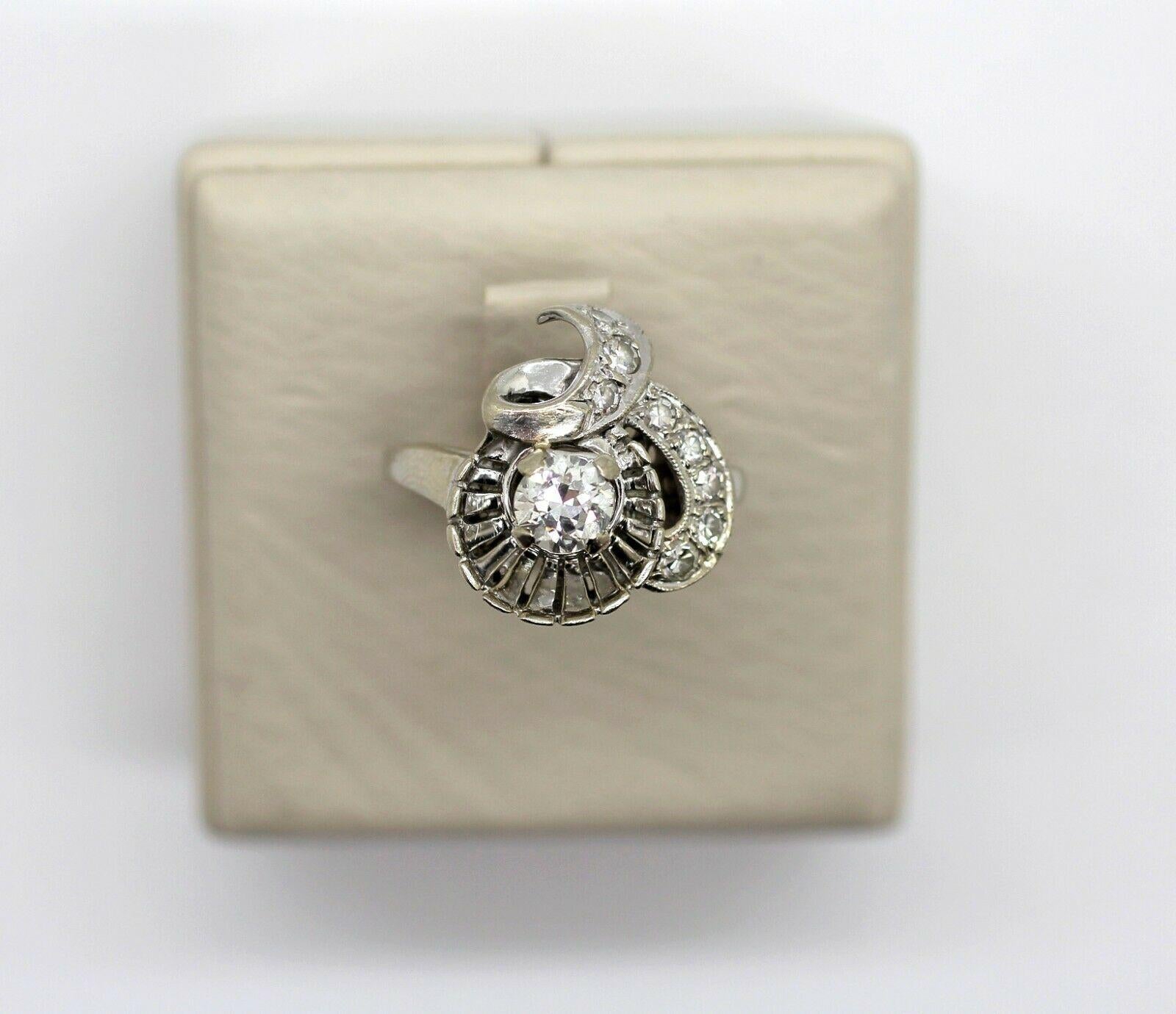 Bague ancienne en or blanc 14 carats avec diamants Excellent état à Los Angeles, CA