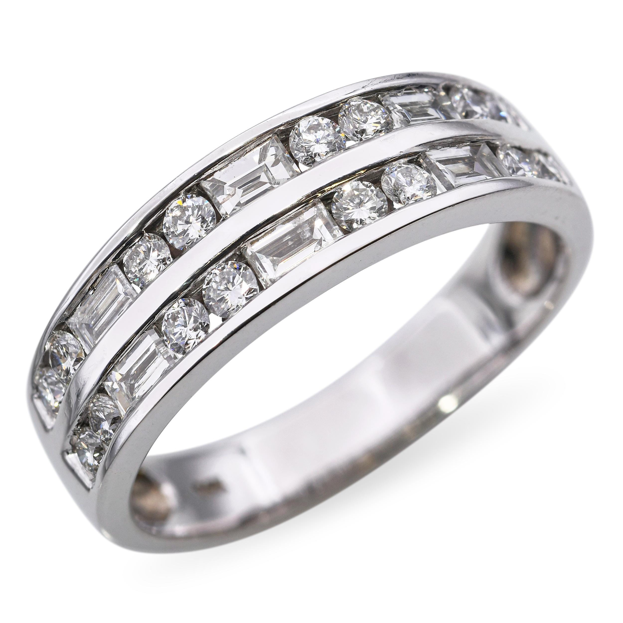 Ein zeitloser und eleganter Vintage-Ring aus 14 Karat Weißgold, besetzt mit schimmernden Diamanten von insgesamt ca. 0,75 Karat auf der Oberseite des Rings. Das minimalistische Design hebt das natürliche Funkeln der Steine hervor und eignet sich