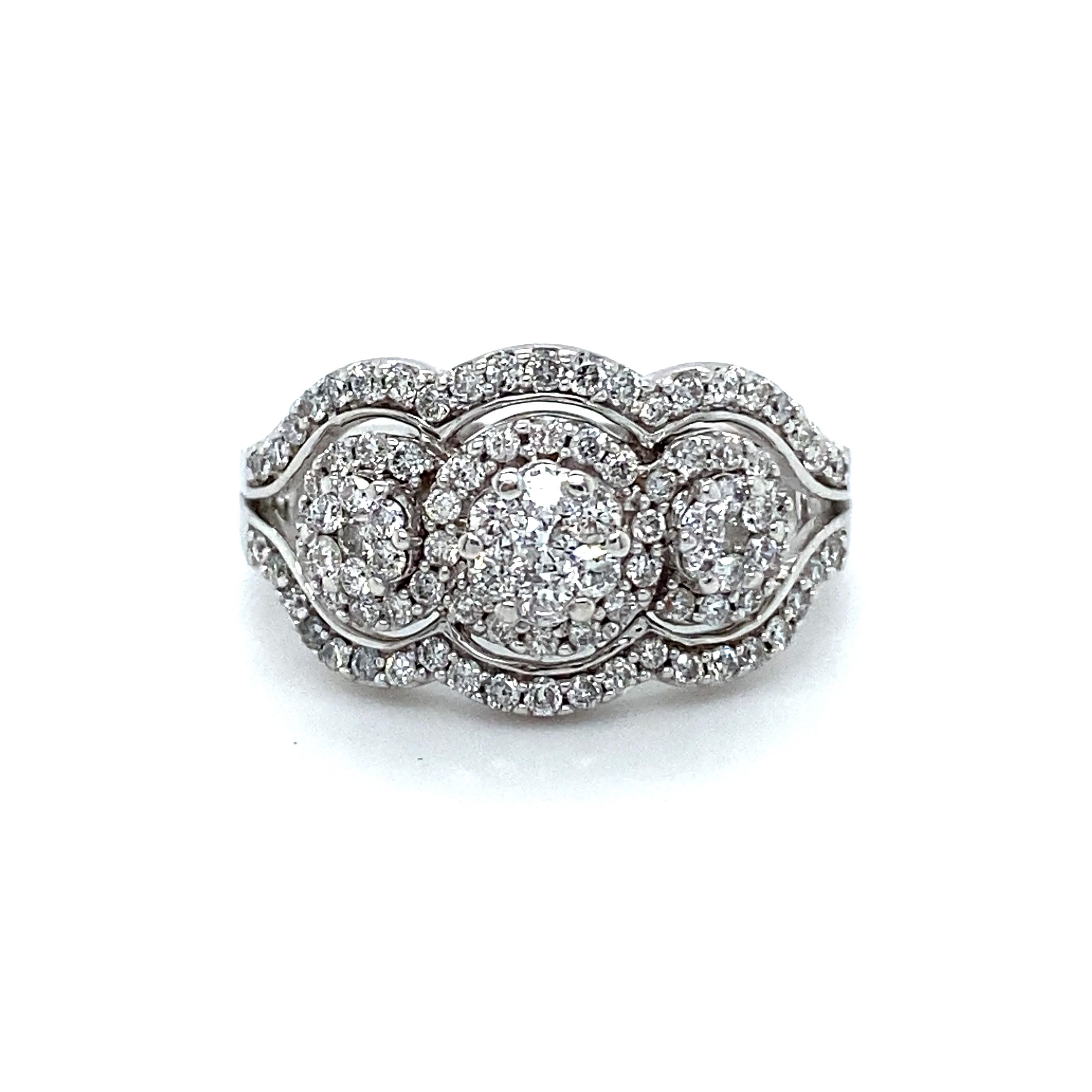 Dieser Vintage-Diamant-Cluster-Verlobungsring ist einfach schön - und funkelt!! Das aus 14 Karat Weißgold gefertigte Design zeichnet sich durch eine Dreisteinanordnung mit Diamantenclustern und zusätzlichen Halos aus Diamanten aus! Insgesamt gibt es