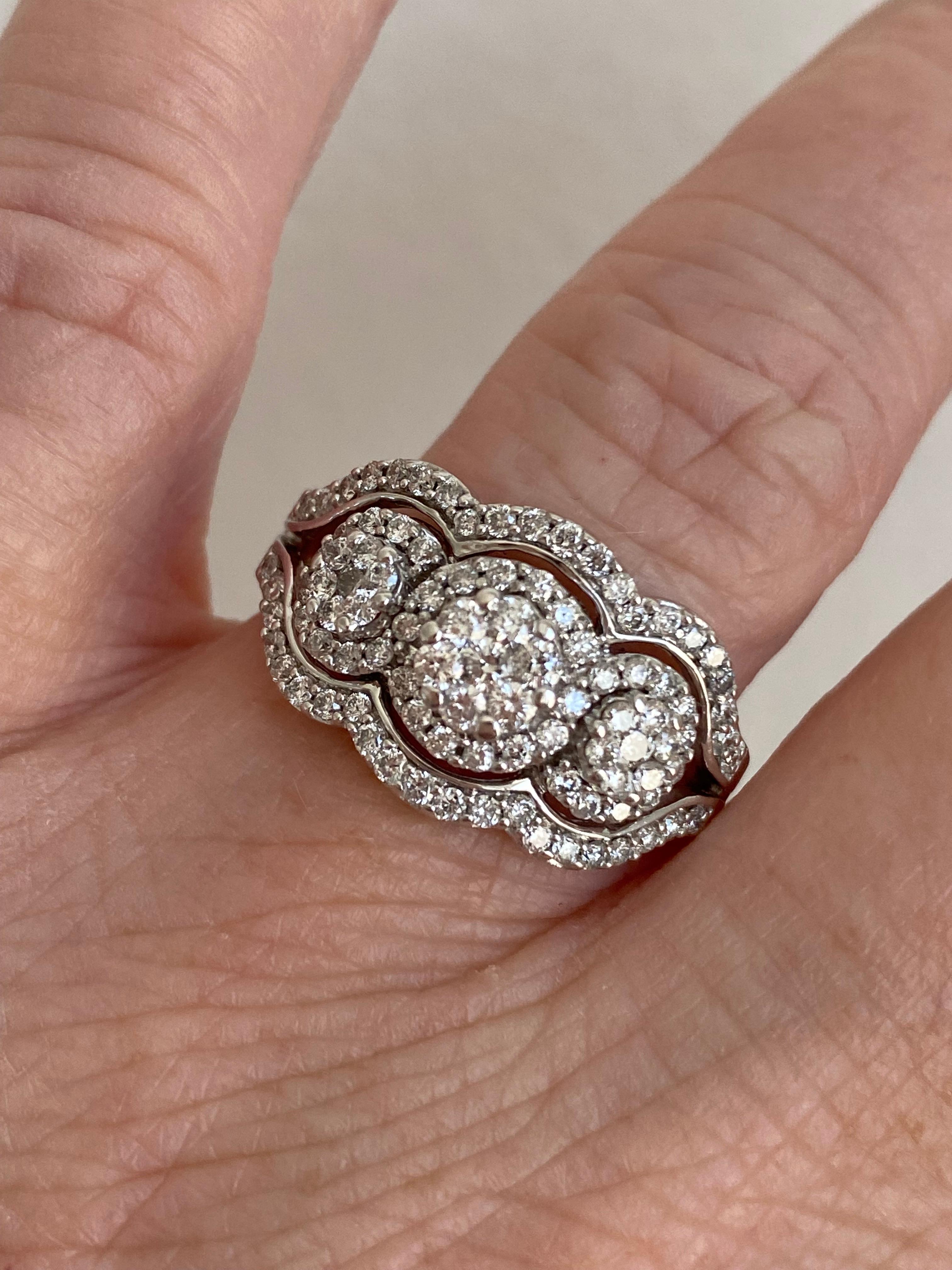 Verlobungsring aus 14 Karat Weißgold mit Diamant-Cluster, 1,44 Karat im Zustand „Gut“ in San Francisco, CA