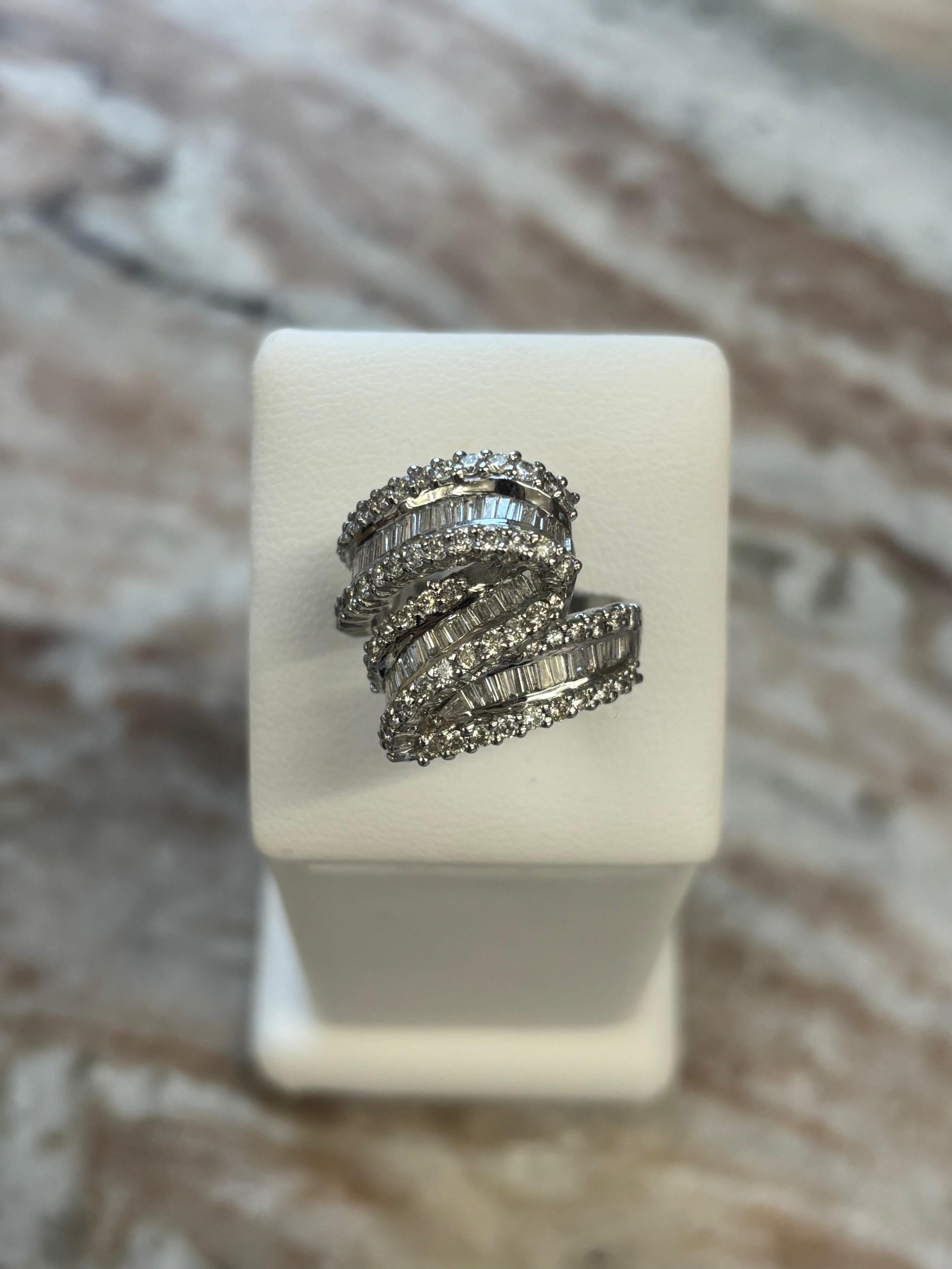 Vintage 14K Weißgold Diamant Crossover Ring (Baguetteschliff) im Angebot