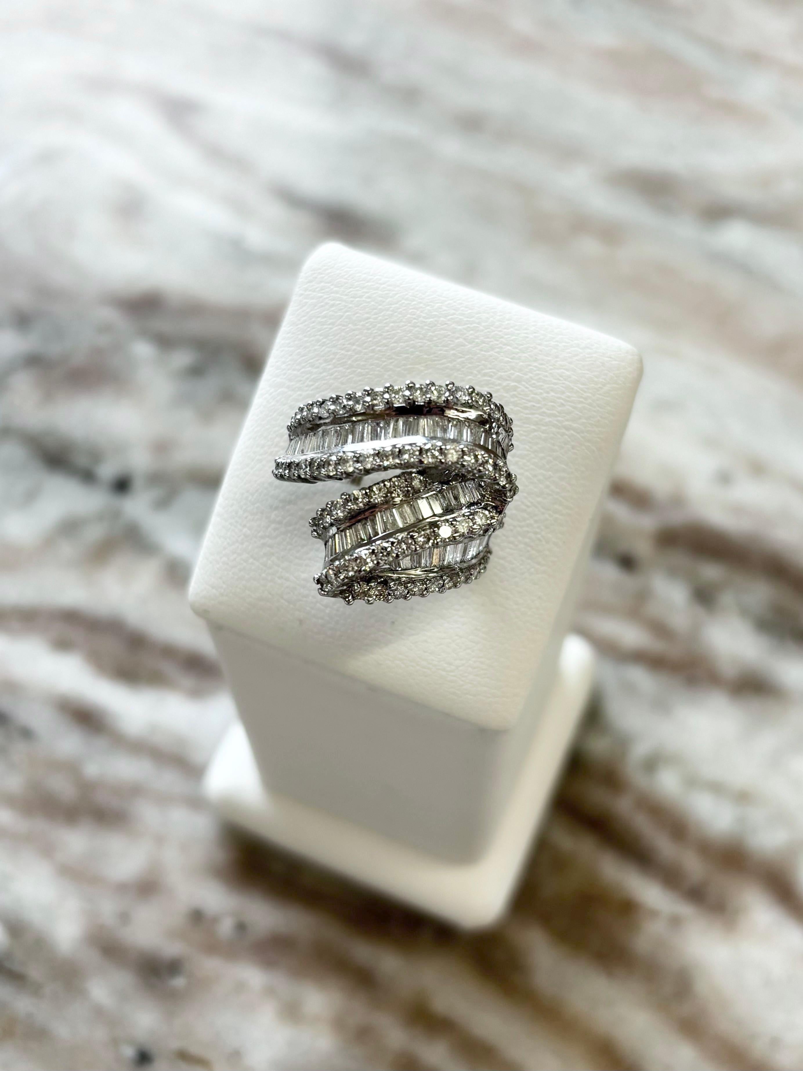 Vintage 14K Weißgold Diamant Crossover Ring im Zustand „Hervorragend“ im Angebot in Great Neck Plaza, NY