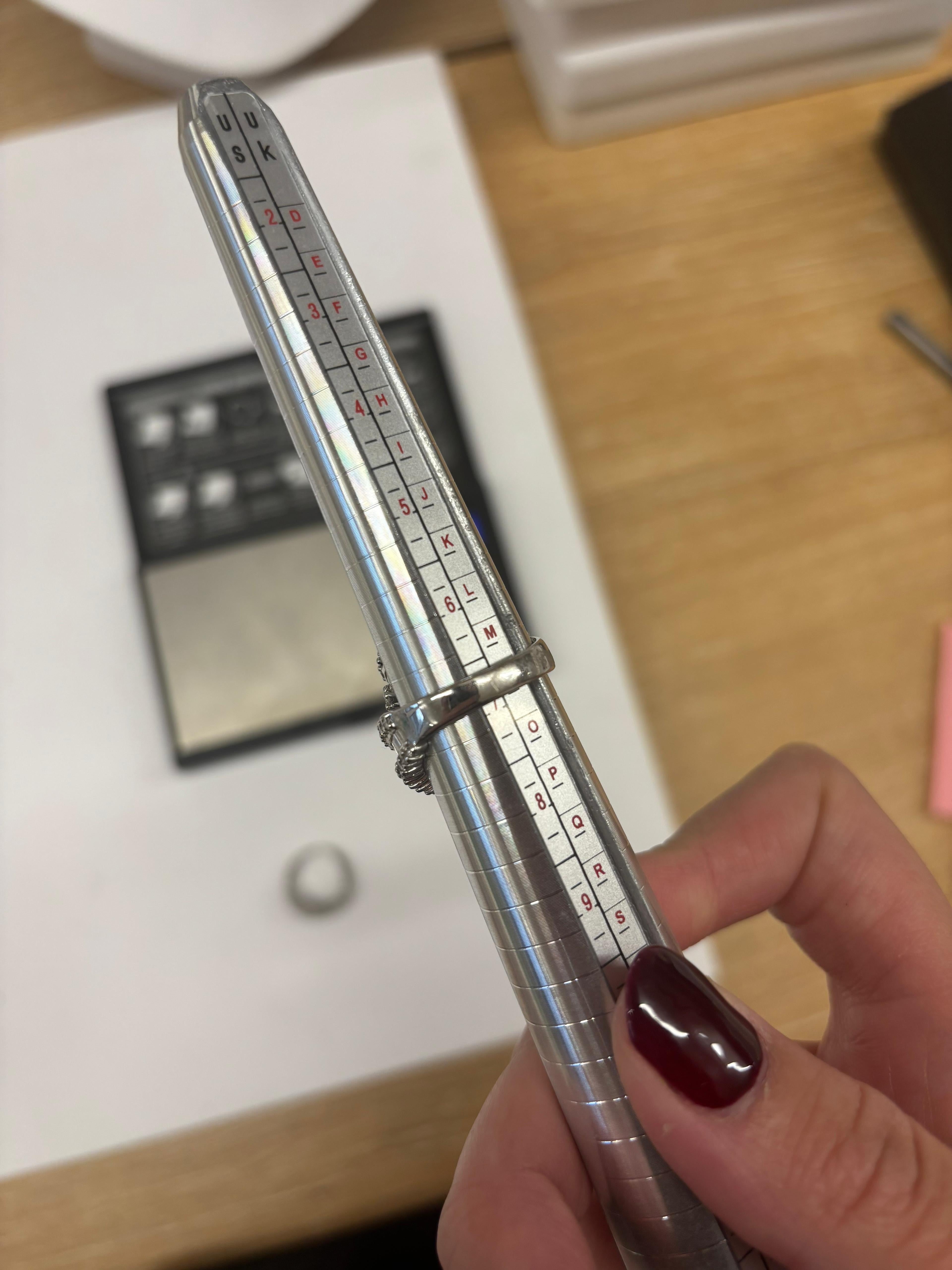 Vintage 14K Weißgold Diamant Crossover Ring im Angebot 1