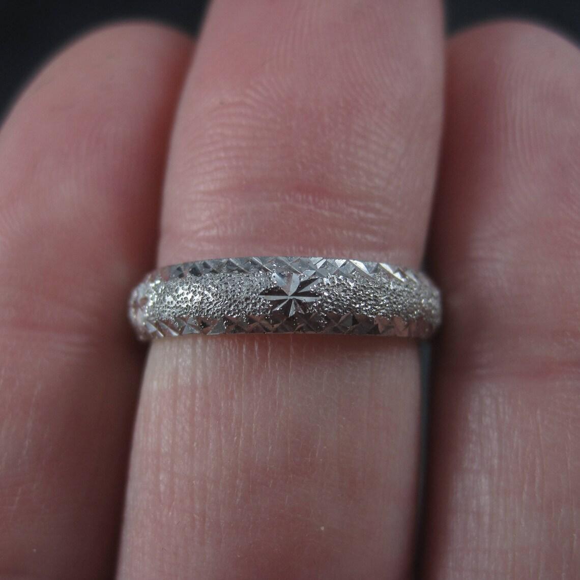 Vintage 14K White Gold Diamond Cut Wedding Band Ring Size 5 For Sale 1