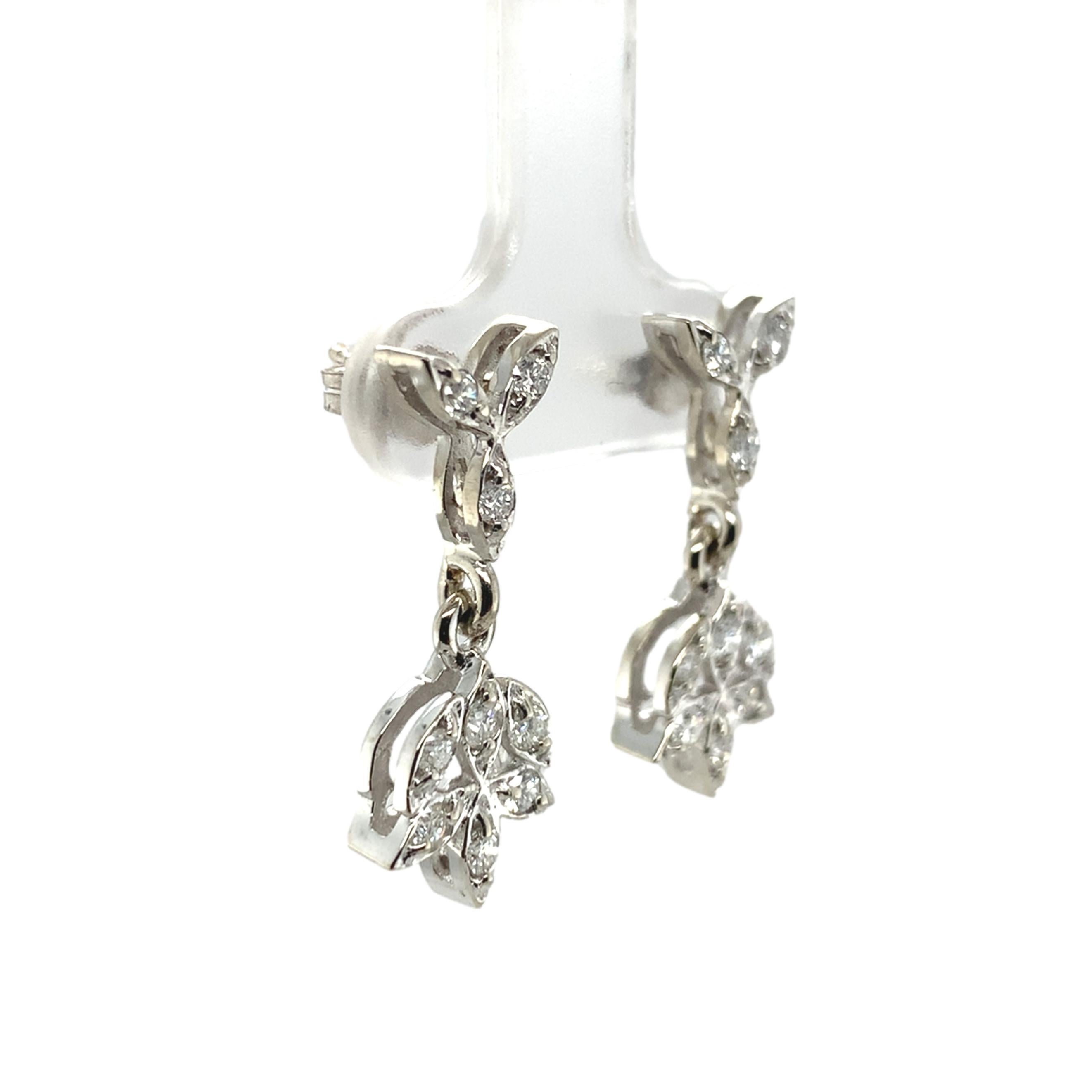 Un par de pendientes vintage de oro blanco de 14 quilates con diamantes. Hay un total de 18 diamantes naturales extraídos de la tierra que pesan unos 0,33cts en total. Los diamantes son de talla brillante redonda y miden aproximadamente 1,7 mm. Los