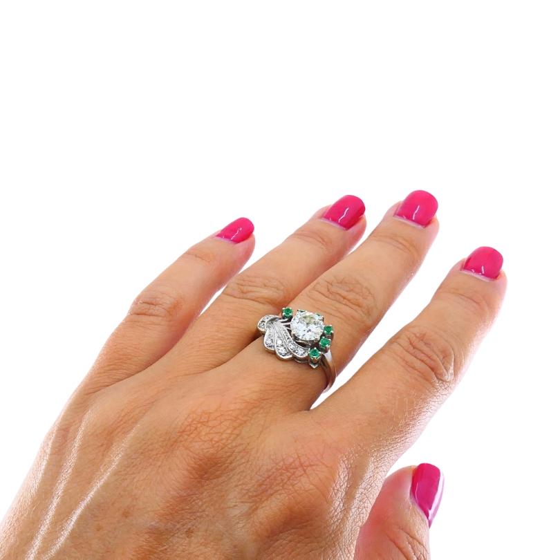 Taglio misto Diamante d'epoca in oro bianco 14k  Anello cocktail con smeraldo in vendita
