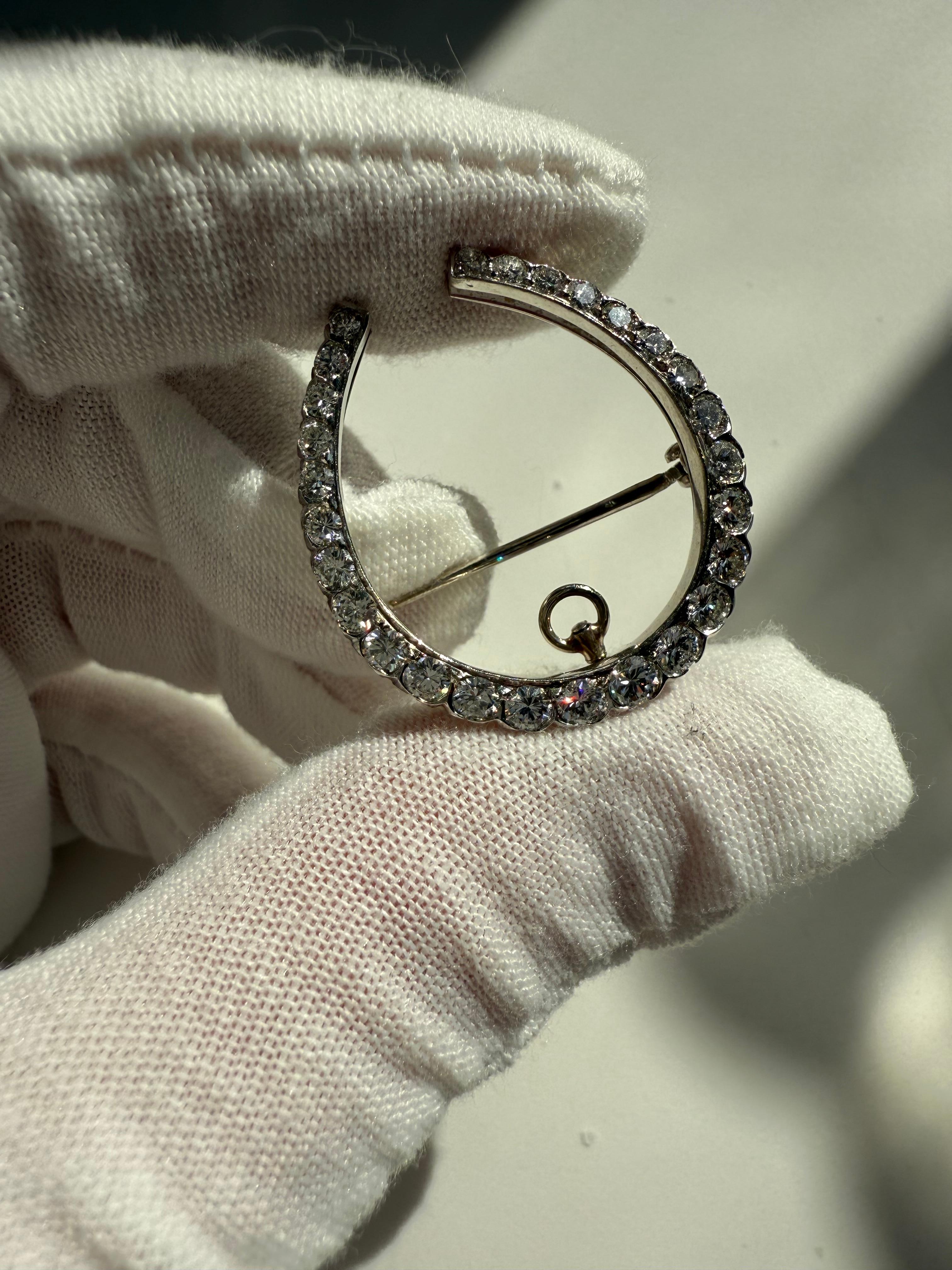 Taille ronde Pendentif broche fer à cheval vintage en or blanc 14 carats avec diamants - 1,90 carat. en vente