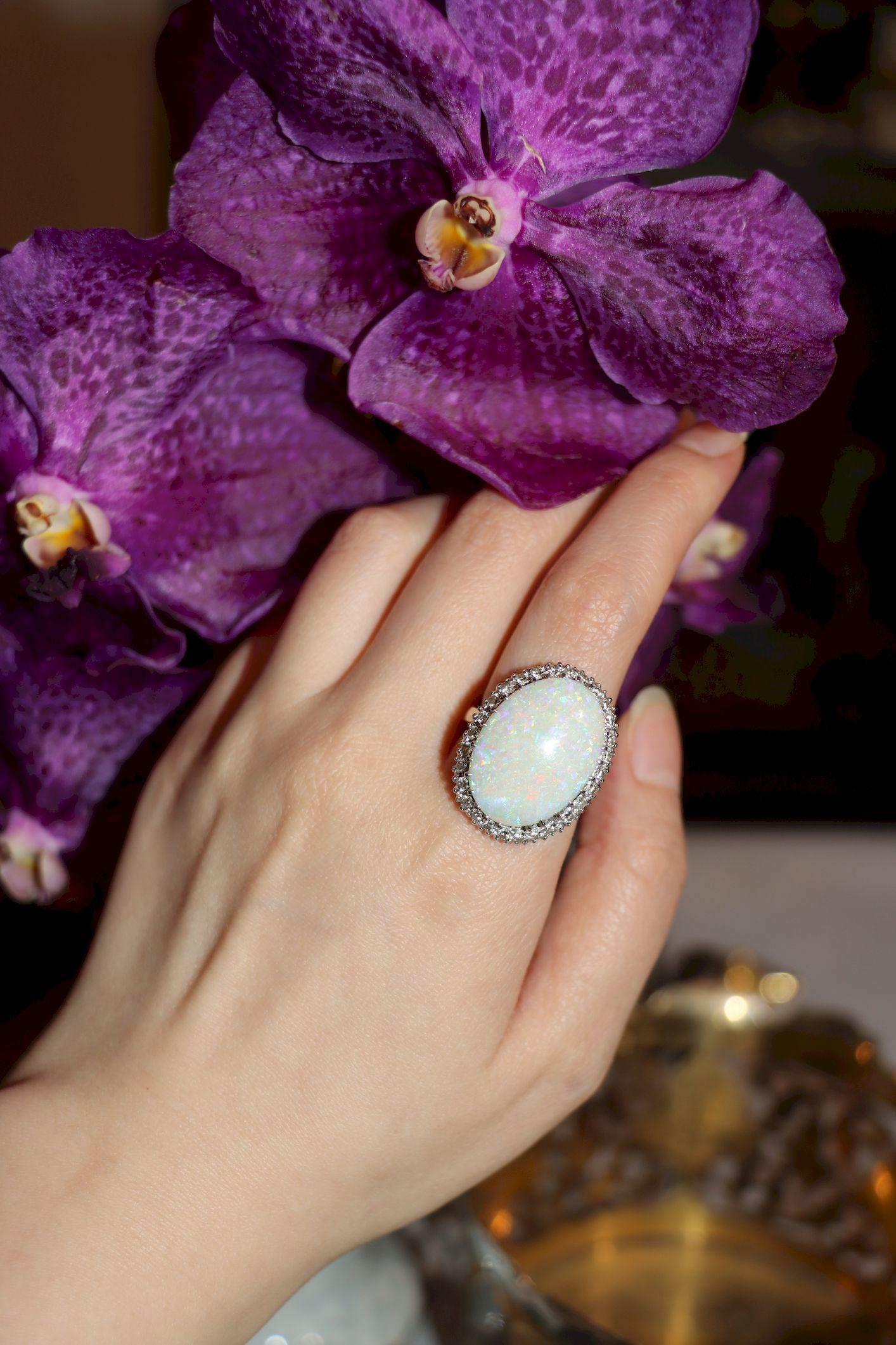 Vintage 14K Weißgold Diamant Opal Cocktail Ring
Ungefähre Abmessungen:
9.25 (Ringgröße) 
22,05 mm x 15,92 mm (Opal)
Ca. 0,84 Karat (Diamant)
8,3 Gramm Gewicht.



** Diamanten und Farbsteine werden so weit gemessen, wie es die Fassungen zulassen, da