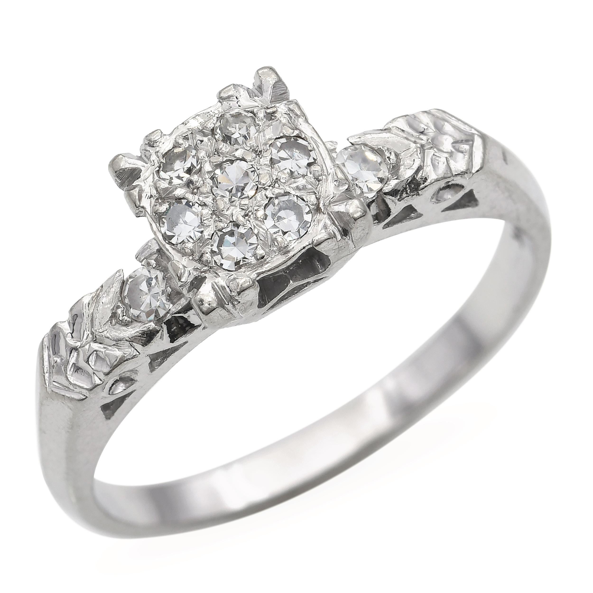 Este anillo vintage presenta un delicado peso total de 0,15 quilates de diamantes, engastados en elegante oro blanco de 14k. El diseño minimalista resalta el brillo de los diamantes manteniendo un atractivo refinado y atemporal. Ideal como anillo