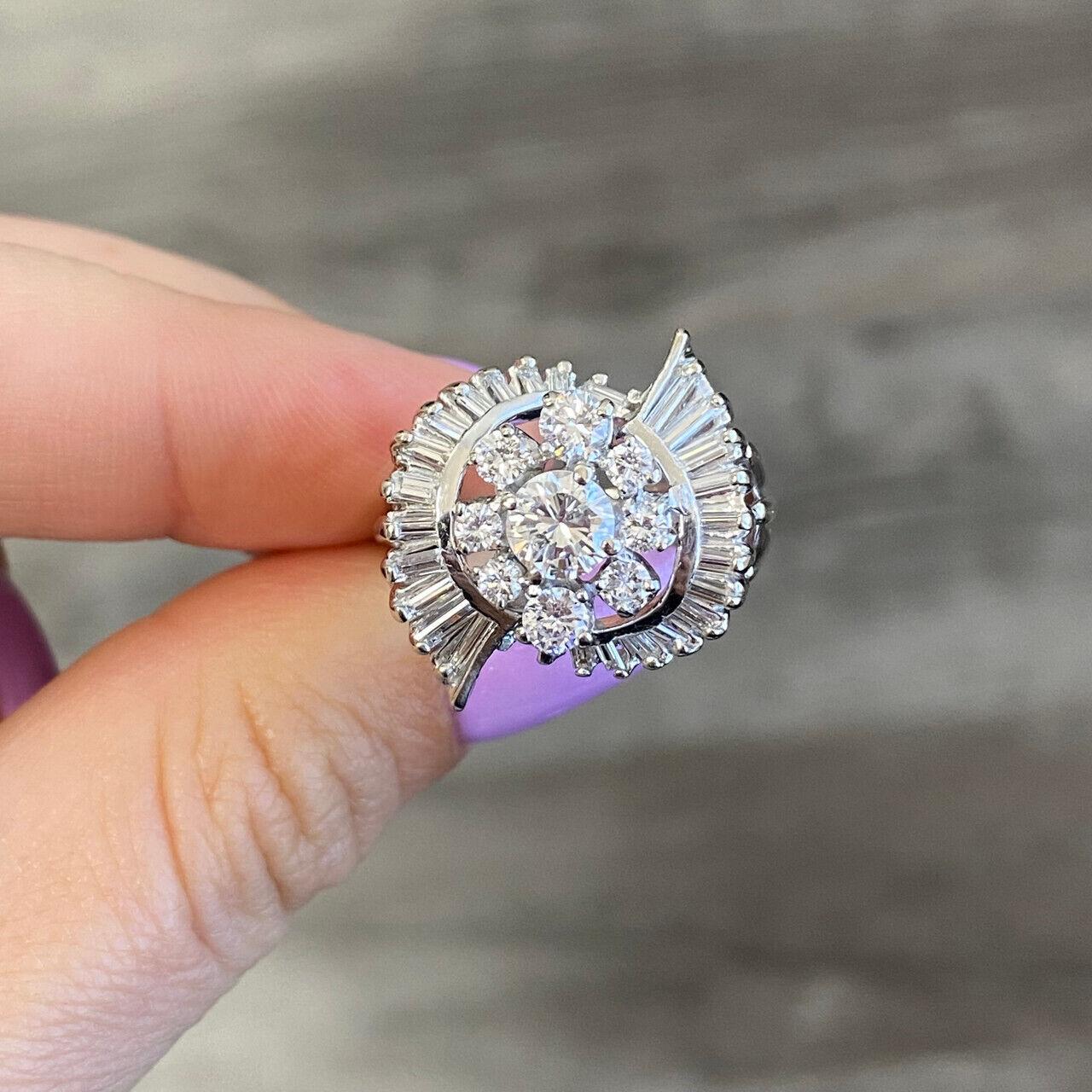 Contemporaneo Anello vintage in oro bianco 14k con diamanti rotondi e baguette