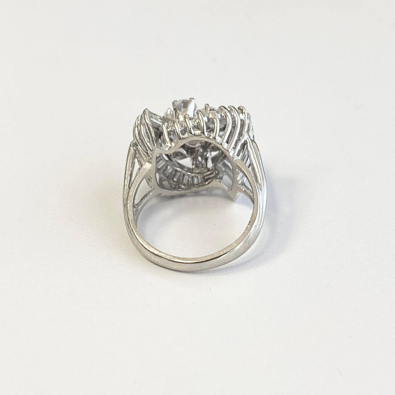 Taglio antico europeo Anello vintage in oro bianco 14k con diamanti rotondi e baguette