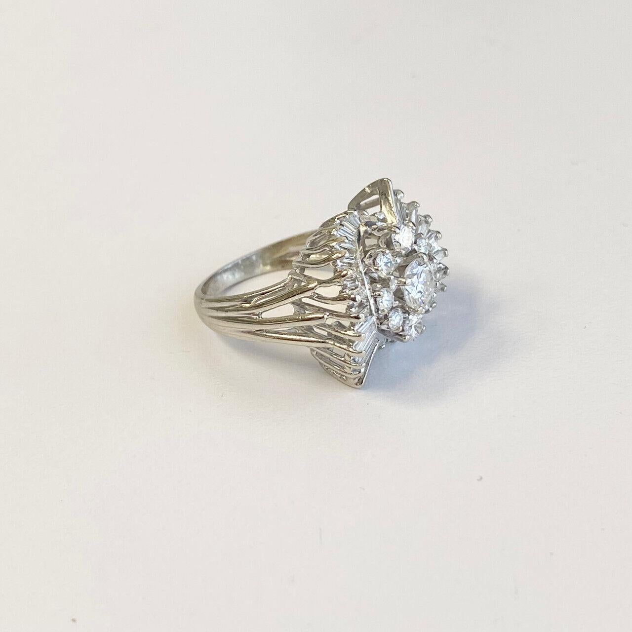 Anello vintage in oro bianco 14k con diamanti rotondi e baguette In condizioni ottime a Los Angeles, CA