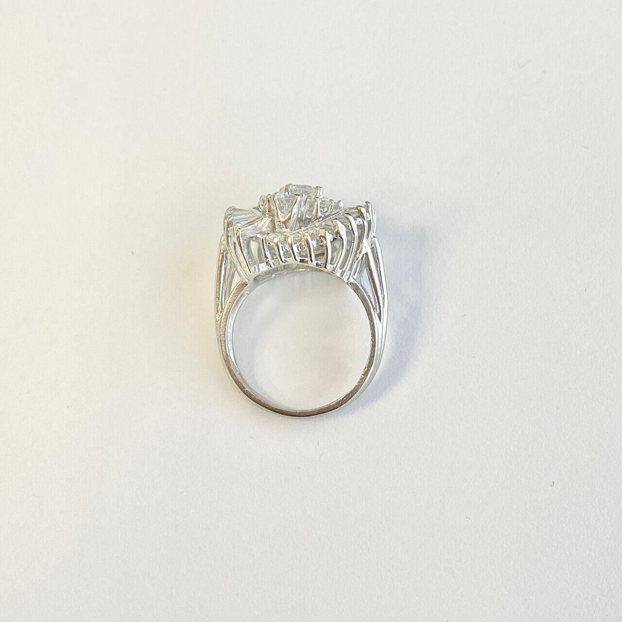Donna Anello vintage in oro bianco 14k con diamanti rotondi e baguette
