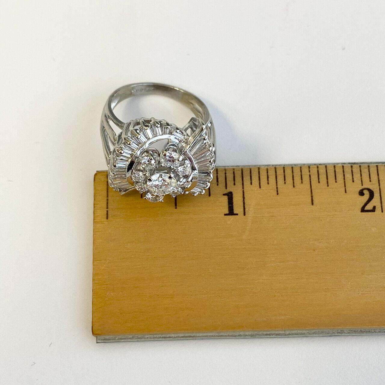 Anello vintage in oro bianco 14k con diamanti rotondi e baguette 1