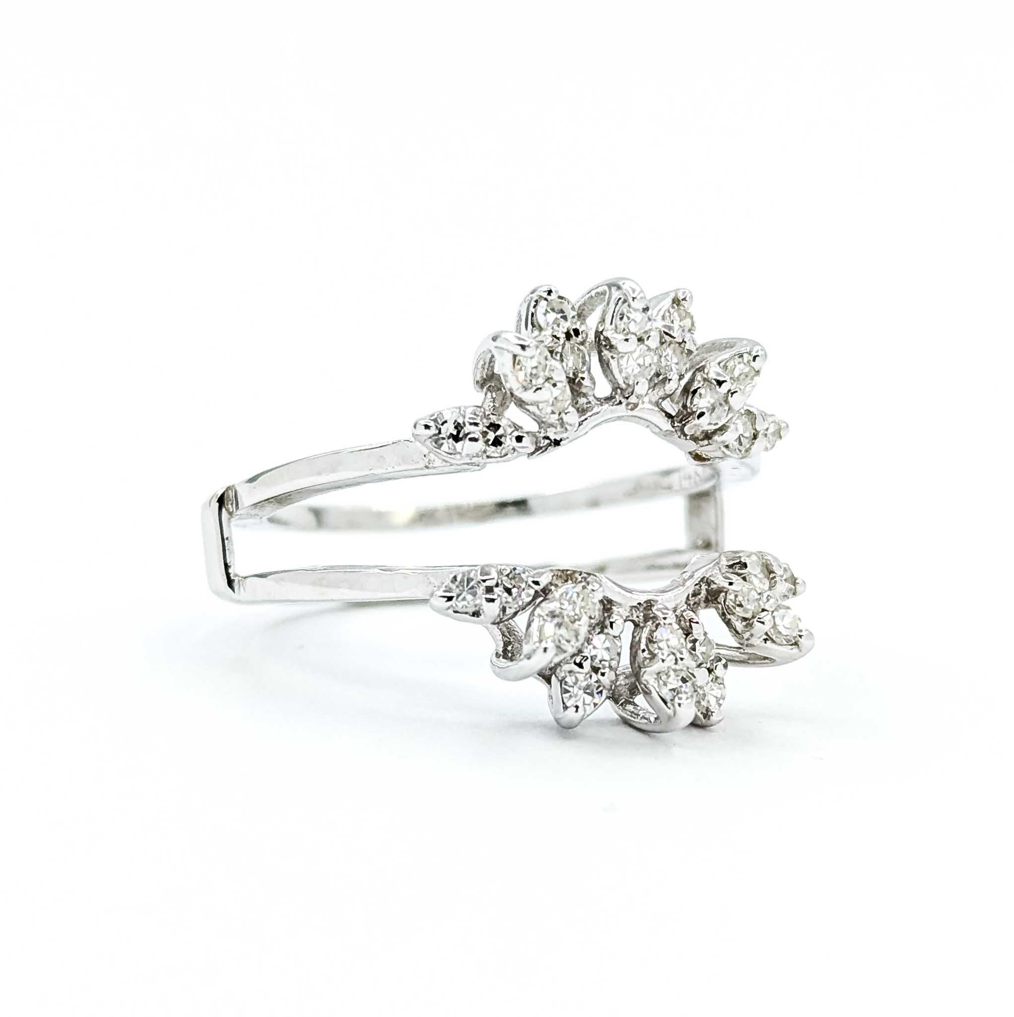 Questo anello vintage è splendidamente realizzato in oro bianco 14k e incastonato con .33 carati di diamanti a taglio singolo. Progettato per incorniciare e valorizzare un solitario o un altro anello, l'involucro presenta due gruppi di diamanti