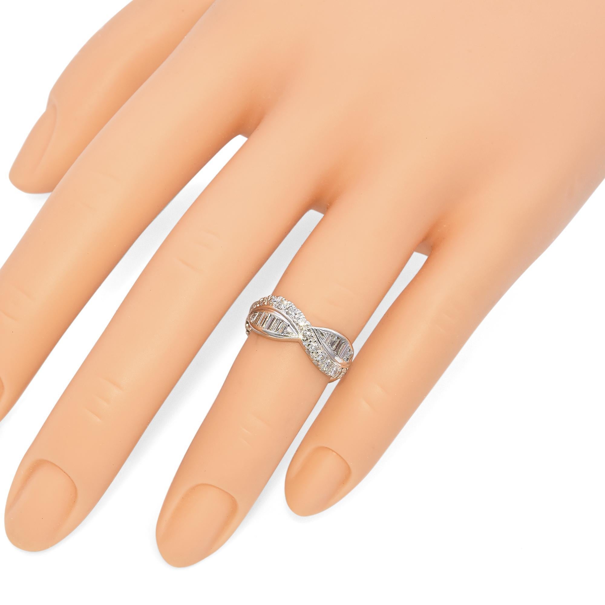 Vintage 14k White Gold Diamond Wedding Band In Good Condition For Sale In New York, NY