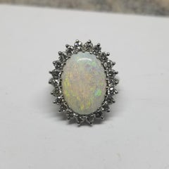 Bague cocktail vintage en or blanc 14 carats avec opale ovale ardente et diamants