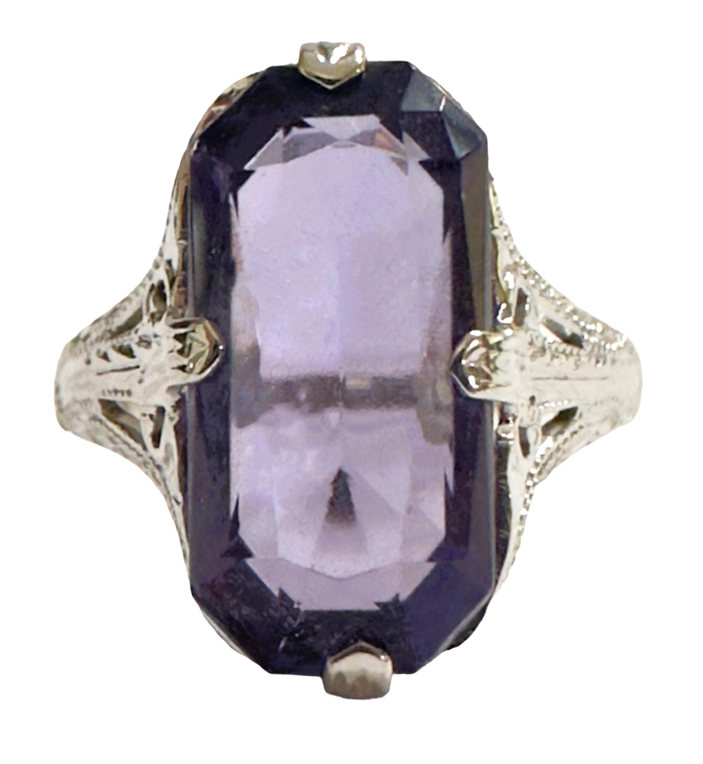 Ich liebe diesen Ring einfach.  Die Umgebung ist einfach wunderschön.   Es ist ein gebrauchter Ring und in sehr gutem Vintage-Zustand.  Es ist eine Größe 7,5.   Er ist mit 