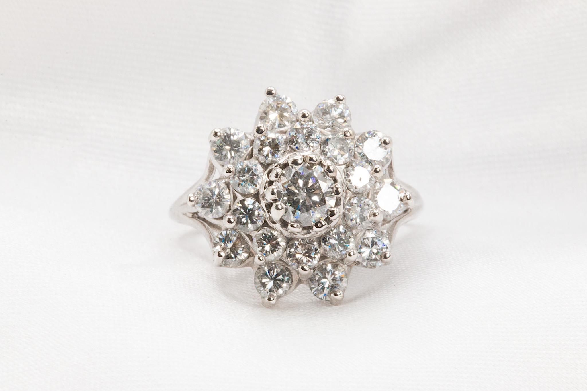 Bague de cocktail vintage en or blanc 14K avec fleurs et diamants

Cette bague de cocktail scintillante d'occasion est un bouquet de diamants fixé élégamment sur une tige à épaulement fendu. Pesant 5 g et se rétrécissant de 3,5 à 1,2 mm, sa
