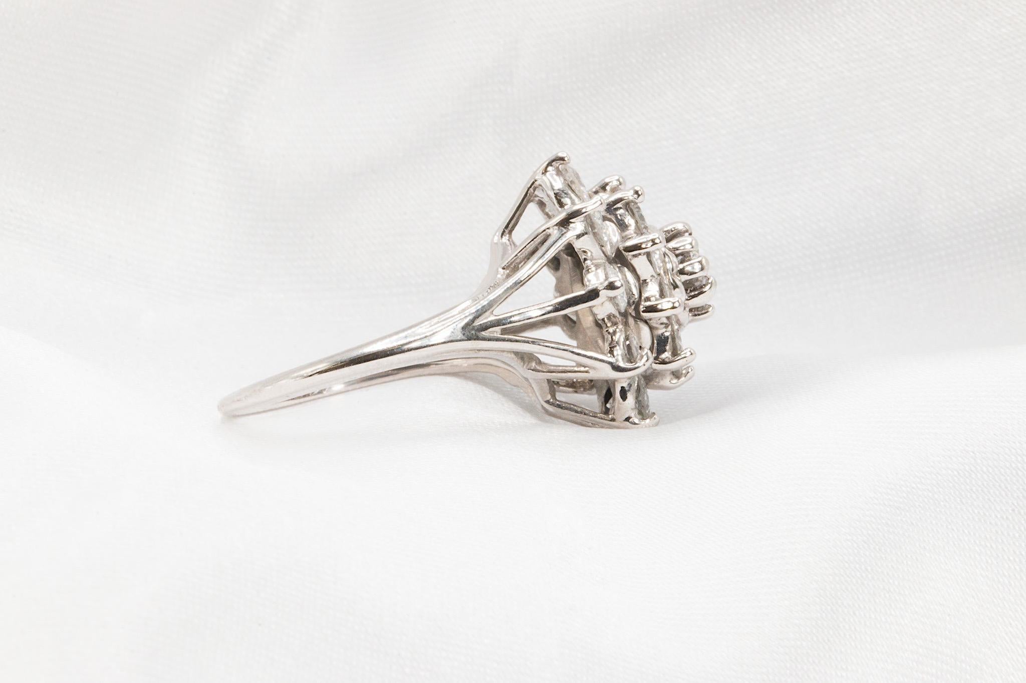 Taille ronde Bague de cocktail vintage en or blanc 14K avec fleurs et diamants en vente