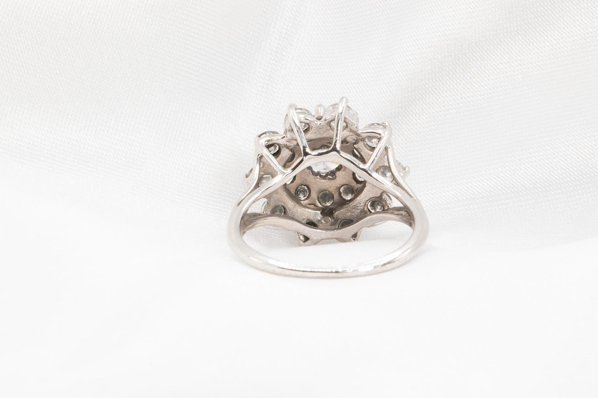 Bague de cocktail vintage en or blanc 14K avec fleurs et diamants Bon état - En vente à Houston, TX