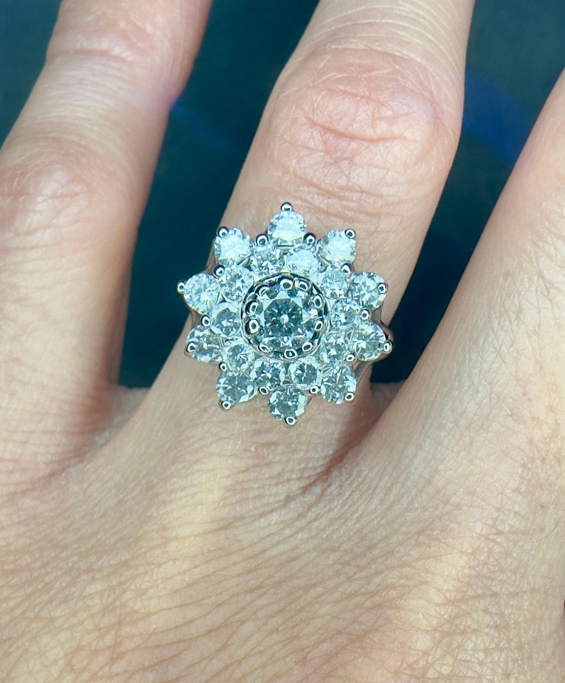 Bague de cocktail vintage en or blanc 14K avec fleurs et diamants Pour femmes en vente