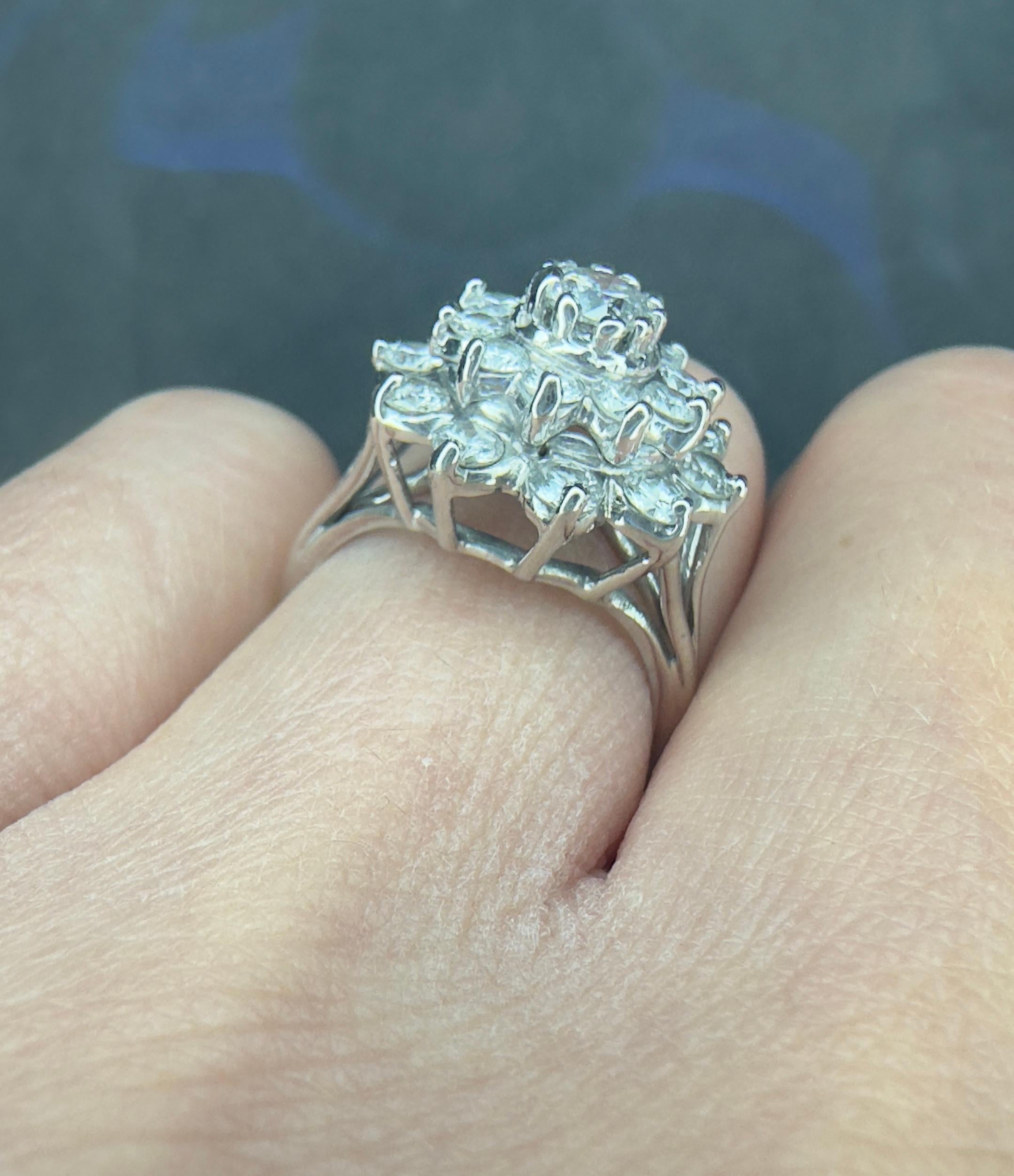 Bague de cocktail vintage en or blanc 14K avec fleurs et diamants en vente 1