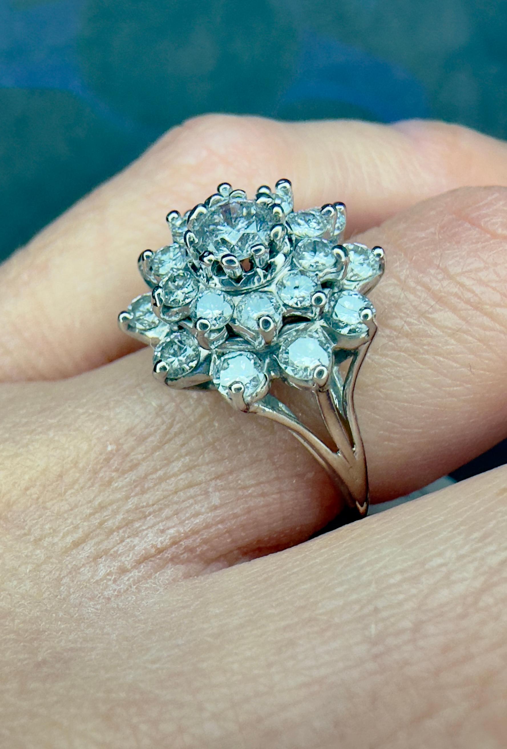 Bague de cocktail vintage en or blanc 14K avec fleurs et diamants en vente 2