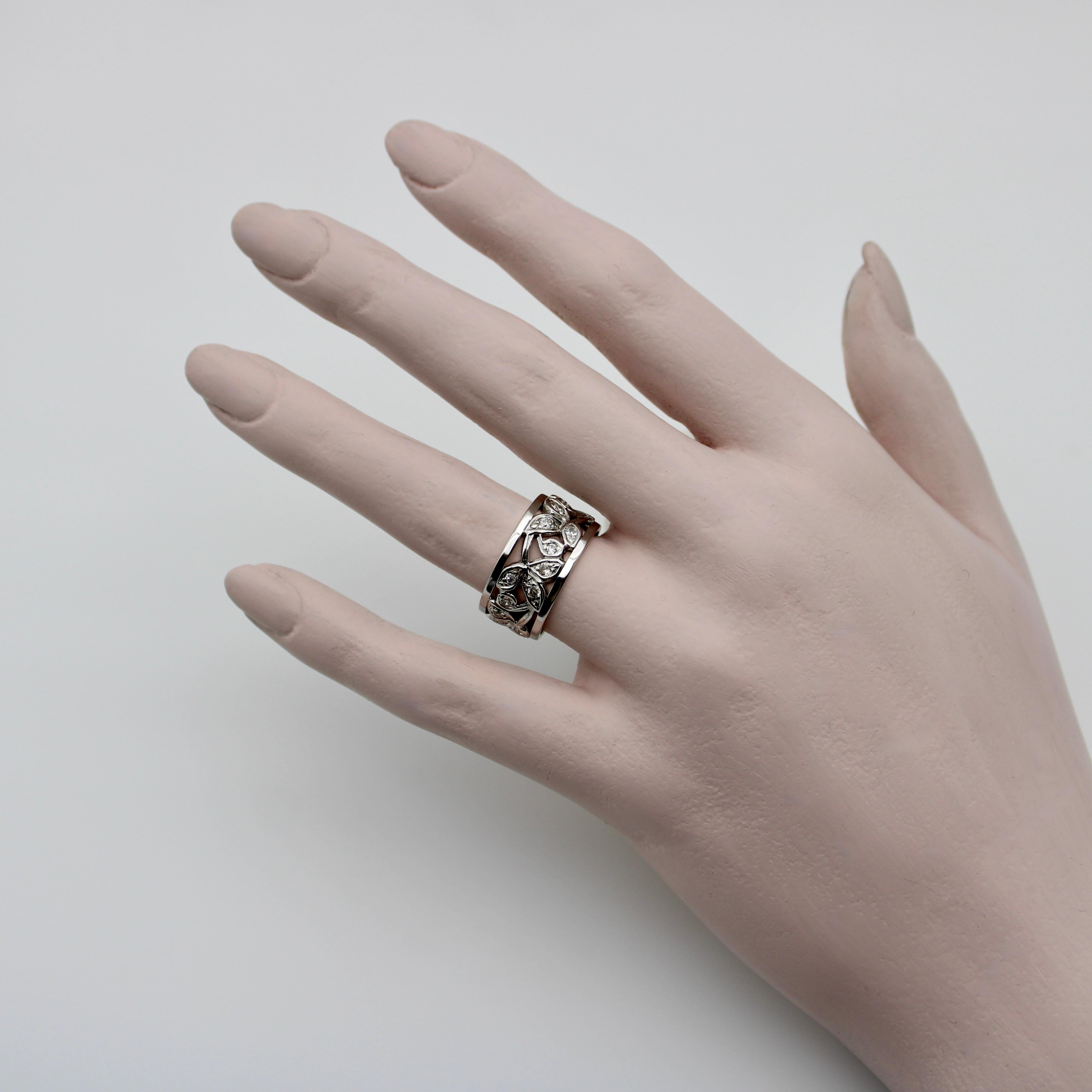 Vintage 14K White Gold Foliate Diamond Ring with Reticulated Leaves In Good Condition For Sale In Venice, CA