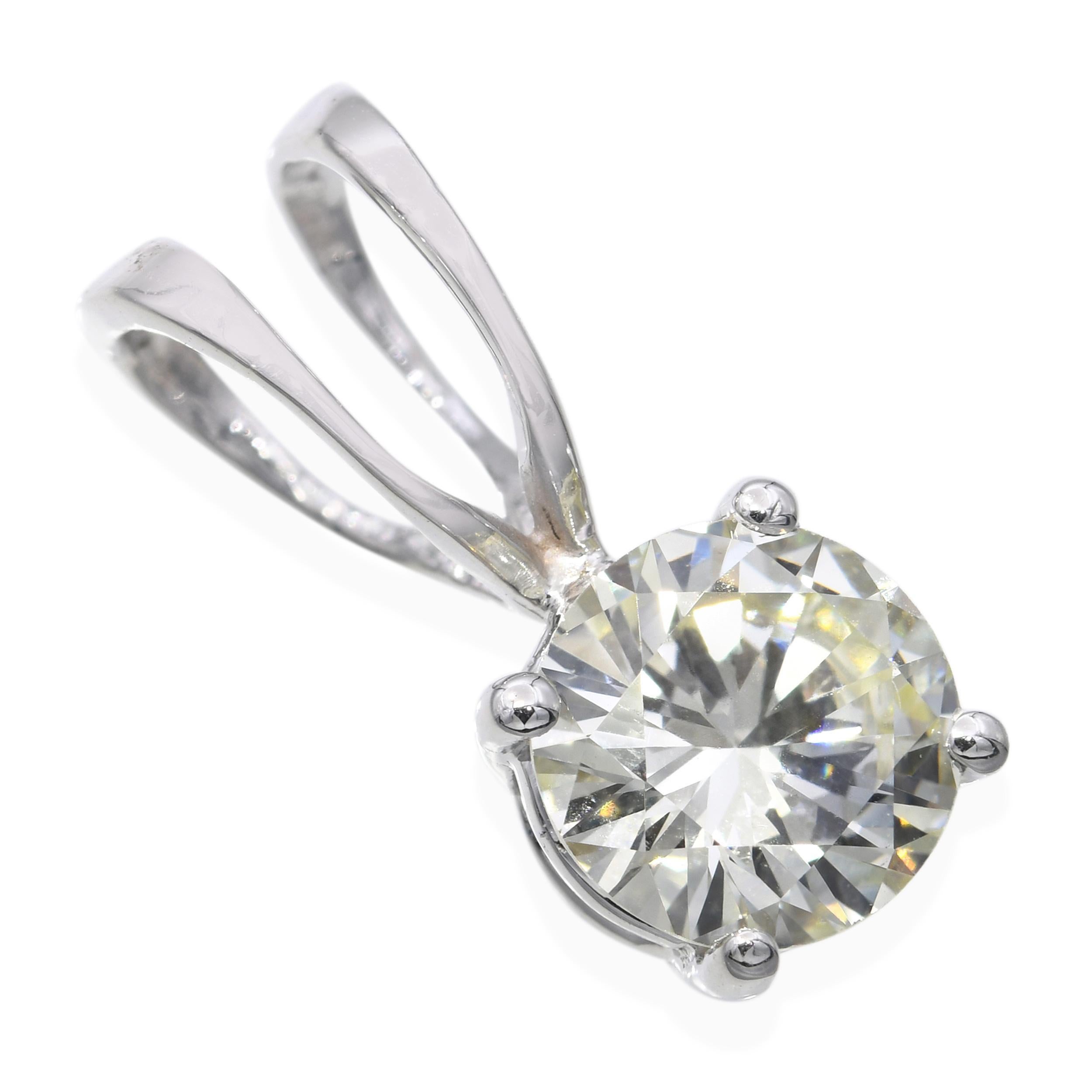 Dieser Diamantanhänger im Vintage-Stil bietet einen klaren, raffinierten Look, in dessen Mittelpunkt ein GIA-zertifizierter Diamant von 1,06 Karat steht. Der Stein hat die Farbe N und den Reinheitsgrad VS2, was ihm trotz seines wärmeren Farbtons ein