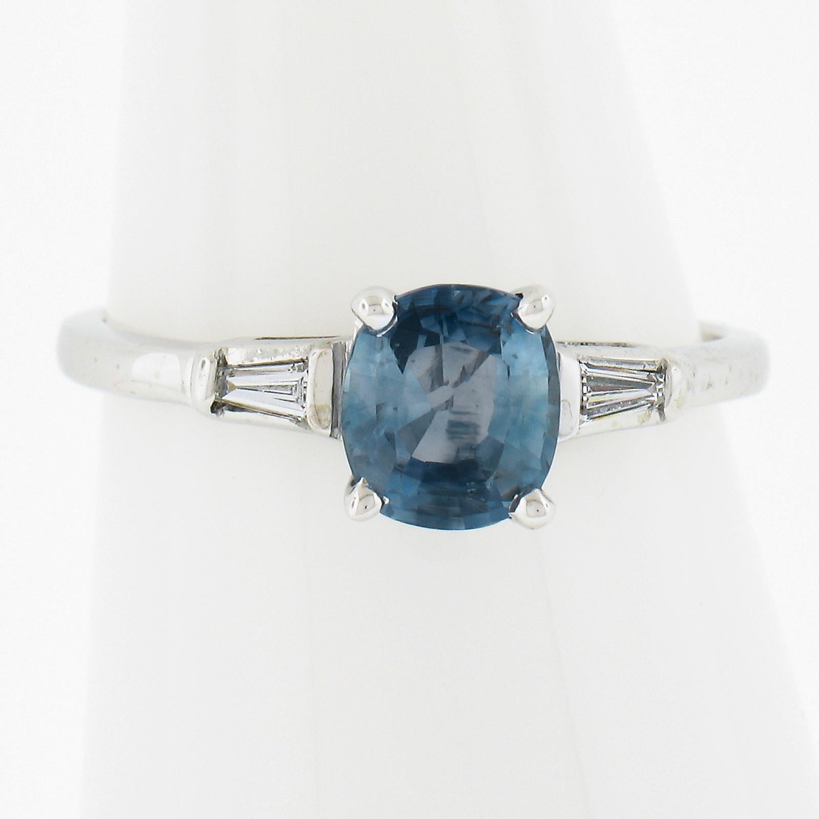 --Piedra(s):--
(1) Zafiro auténtico natural - talla cojín - engastado - bonito color azul medio ligeramente verde - sin calor - 1,06 ct (aprox.)
**Ver detalles de certificación más abajo**
(2) Diamantes auténticos naturales - talla baguette cónica -