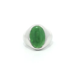 Anello vintage in oro bianco 14k con solitario incastonato in una montatura a castone in giada birmana classificata "A" dal GIA, con fascia a profilo basso