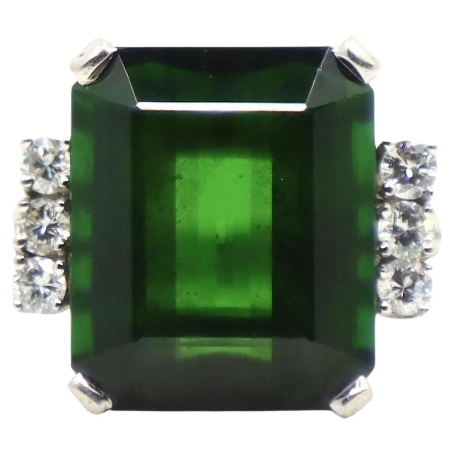 Anillo vintage de oro blanco de 14 quilates con diamantes y turmalina verde