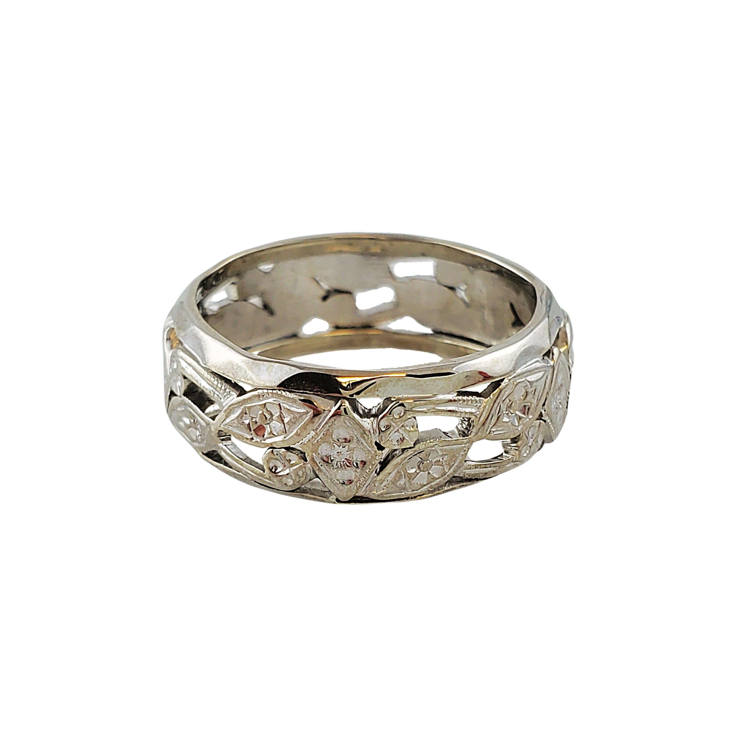 Vintage 14K White Gold Leaf & Flower Band Size 5.5

Beautifully designed 14K white gold leaf and flower band has wonderful detailing woven through out the entire ring. Detailing such as cut outs exposing skin in some areas and tiny flowers engraved