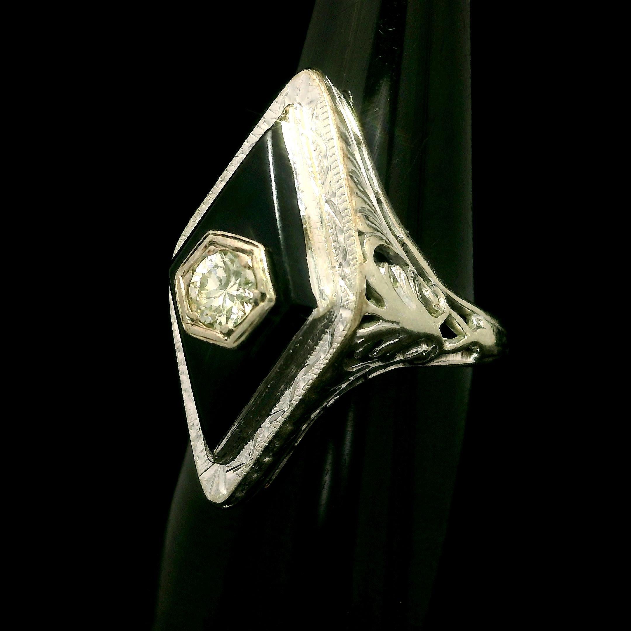 -Stein(e)-
(1) Natürlicher echter Diamant - Old Transitional Cut - Pave Set - Farbe H - Reinheit VS2 - 0,21ctw (ca.)
(1) Natürlicher echter Onyx - kundenspezifischer Schliff - Lünette - Farbe Schwarz - 16,51 x 8,19 mm (ca.)

MATERIAL: 14k