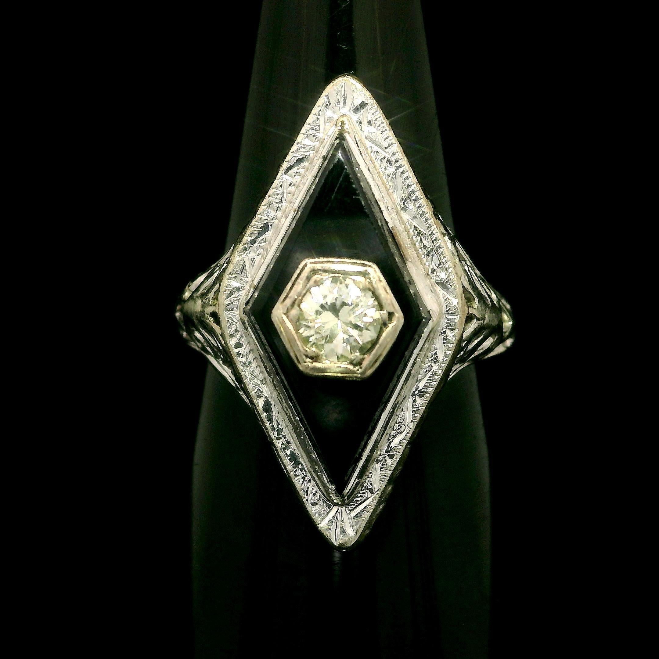 Offener Vintage-Ring aus 14 Karat Weißgold mit schwarzem Onyx in Rautenform und Diamant (Art déco) im Angebot