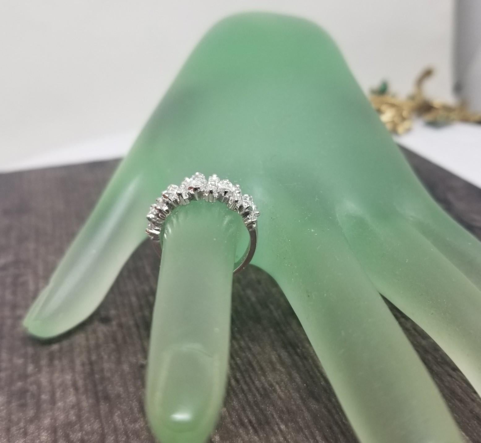 14k Weißgold-Hochzeitsring mit Diamanten im Marquise- und Baguetteschliff (Marquiseschliff)