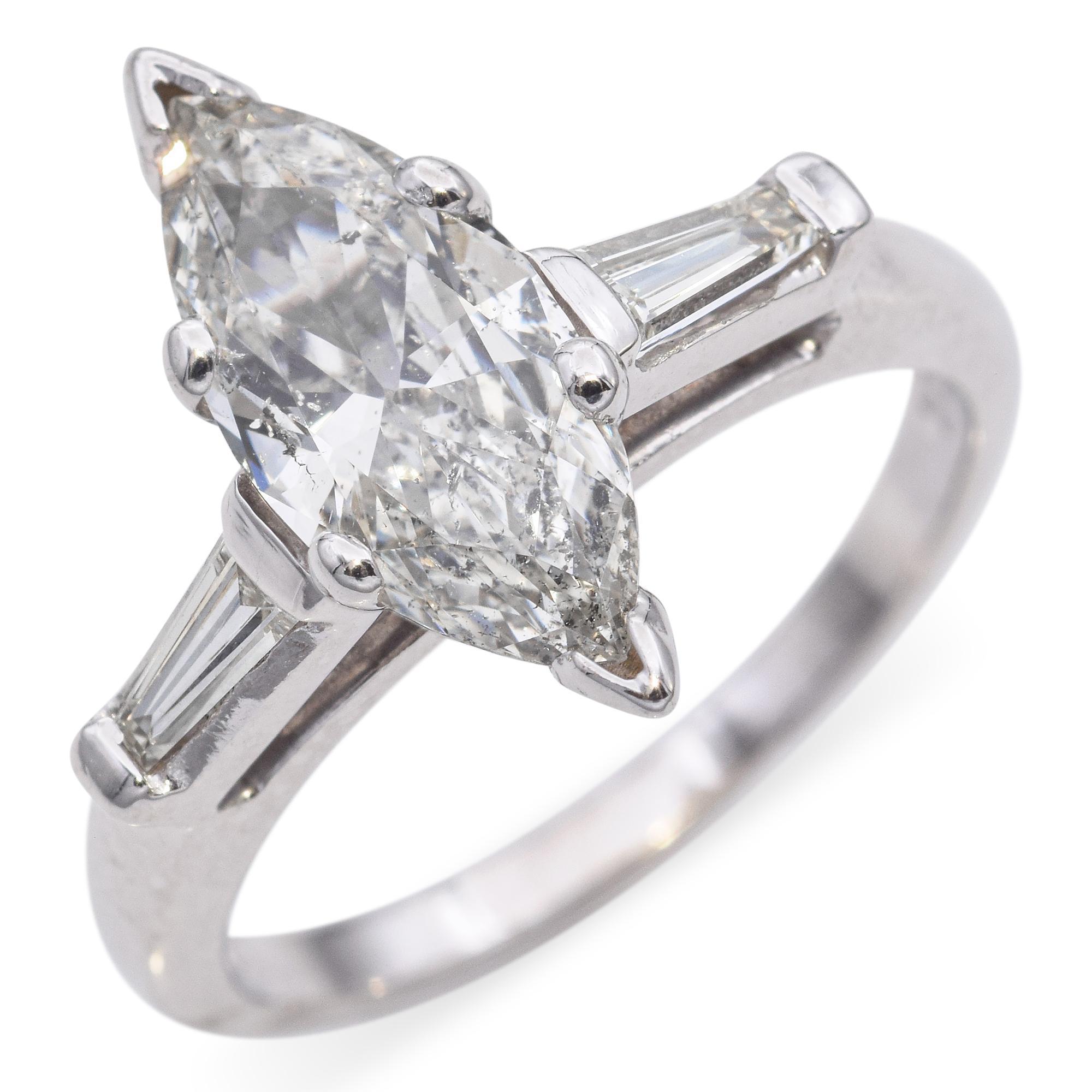 Questo splendido pezzo presenta un diamante marquise centrale affiancato da diamanti baguette affusolati su ciascun lato. L'incastonatura è realizzata in elegante oro bianco, per esaltare la brillantezza delle pietre. L'anello è in ottime condizioni