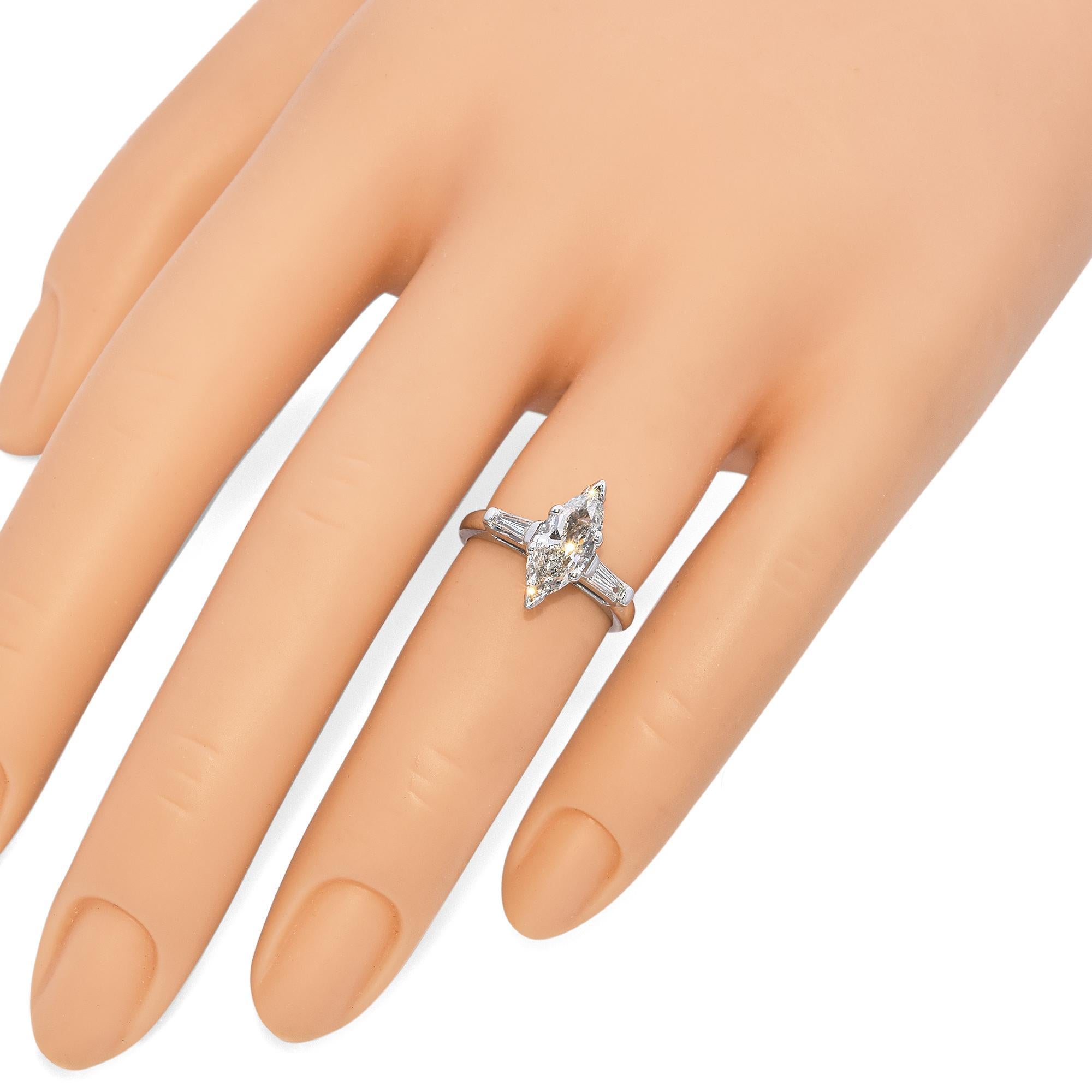 Taglio marquise Anello di fidanzamento vintage con diamante marquise in oro bianco 14k in vendita