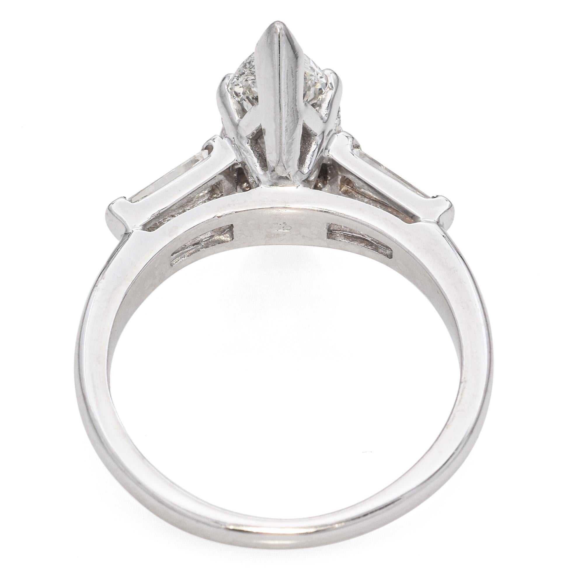Donna Anello di fidanzamento vintage con diamante marquise in oro bianco 14k in vendita
