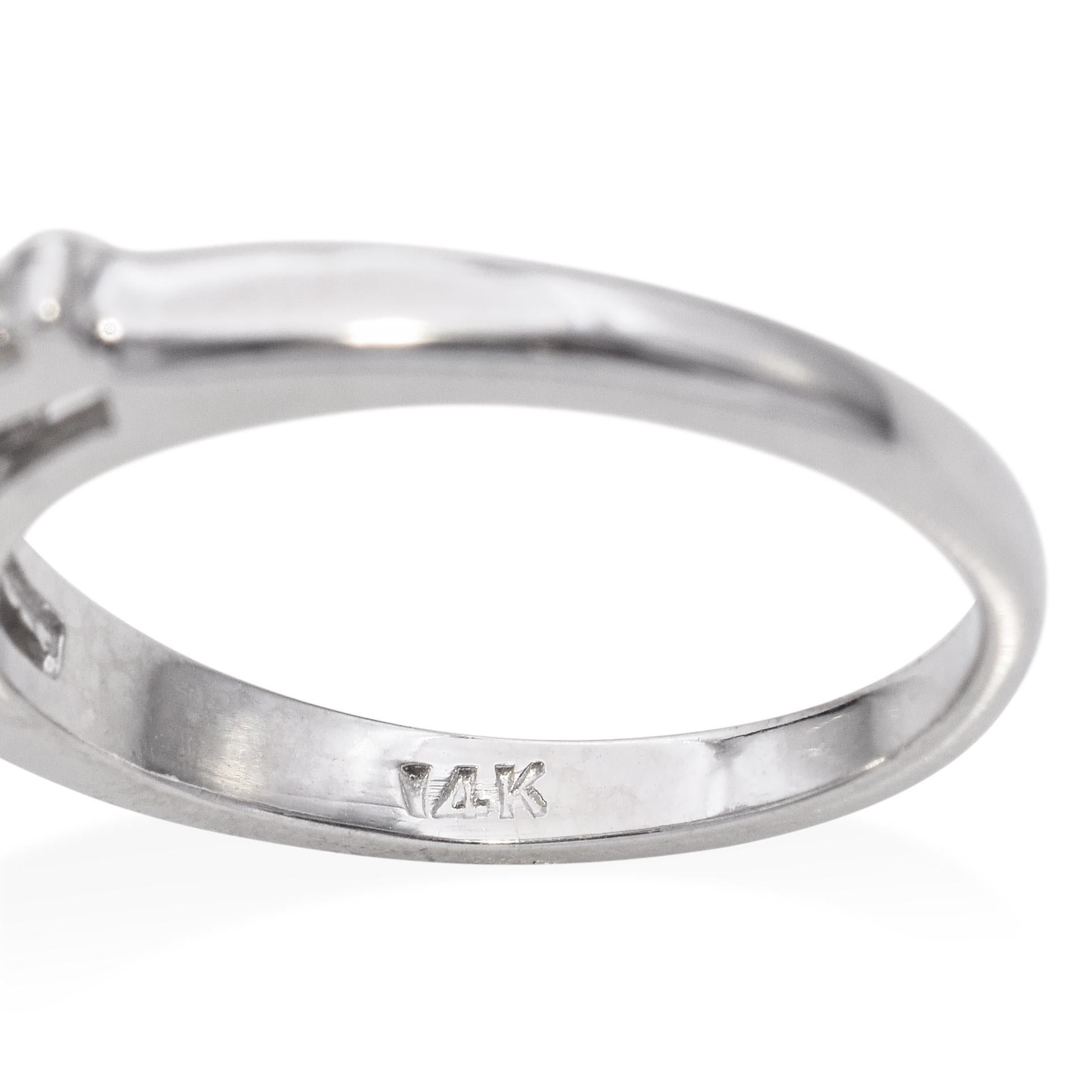 Anello di fidanzamento vintage con diamante marquise in oro bianco 14k in vendita 2