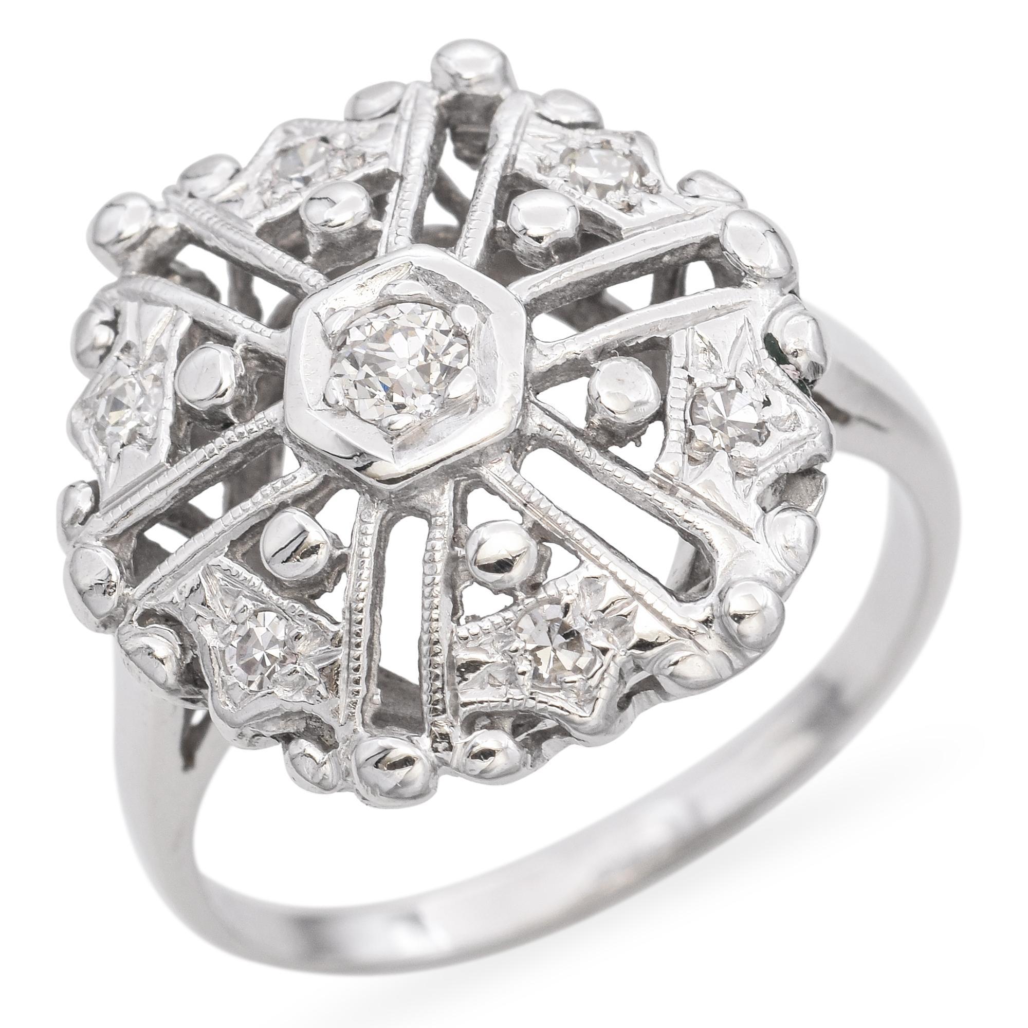 Dieser Vintage-Ring aus 14-karätigem Weißgold besticht durch sein raffiniertes Design und die funkelnden Diamanten. Die detaillierten Metallarbeiten zeugen von feiner Handwerkskunst, während die Diamanten für Brillanz und Vintage-Glamour sorgen.