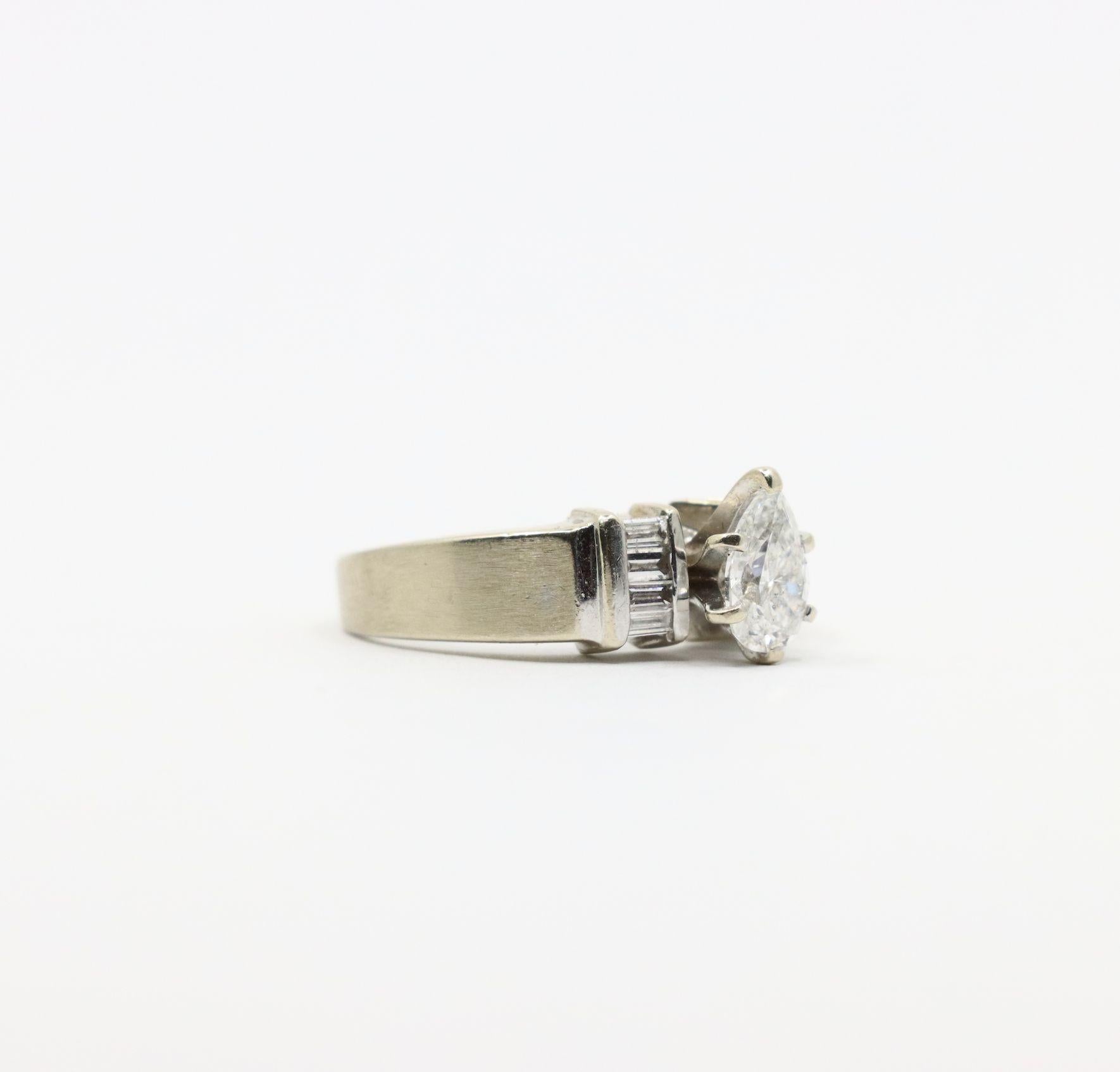 Vintage 14K Weißgold Birnenförmiger Diamantring in Birnenform (Tropfenschliff) im Angebot