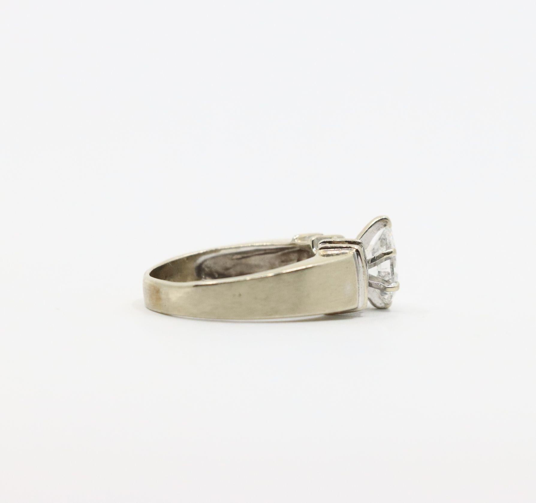 Vintage 14K Weißgold Birnenförmiger Diamantring in Birnenform im Zustand „Gut“ im Angebot in Flushing, NY
