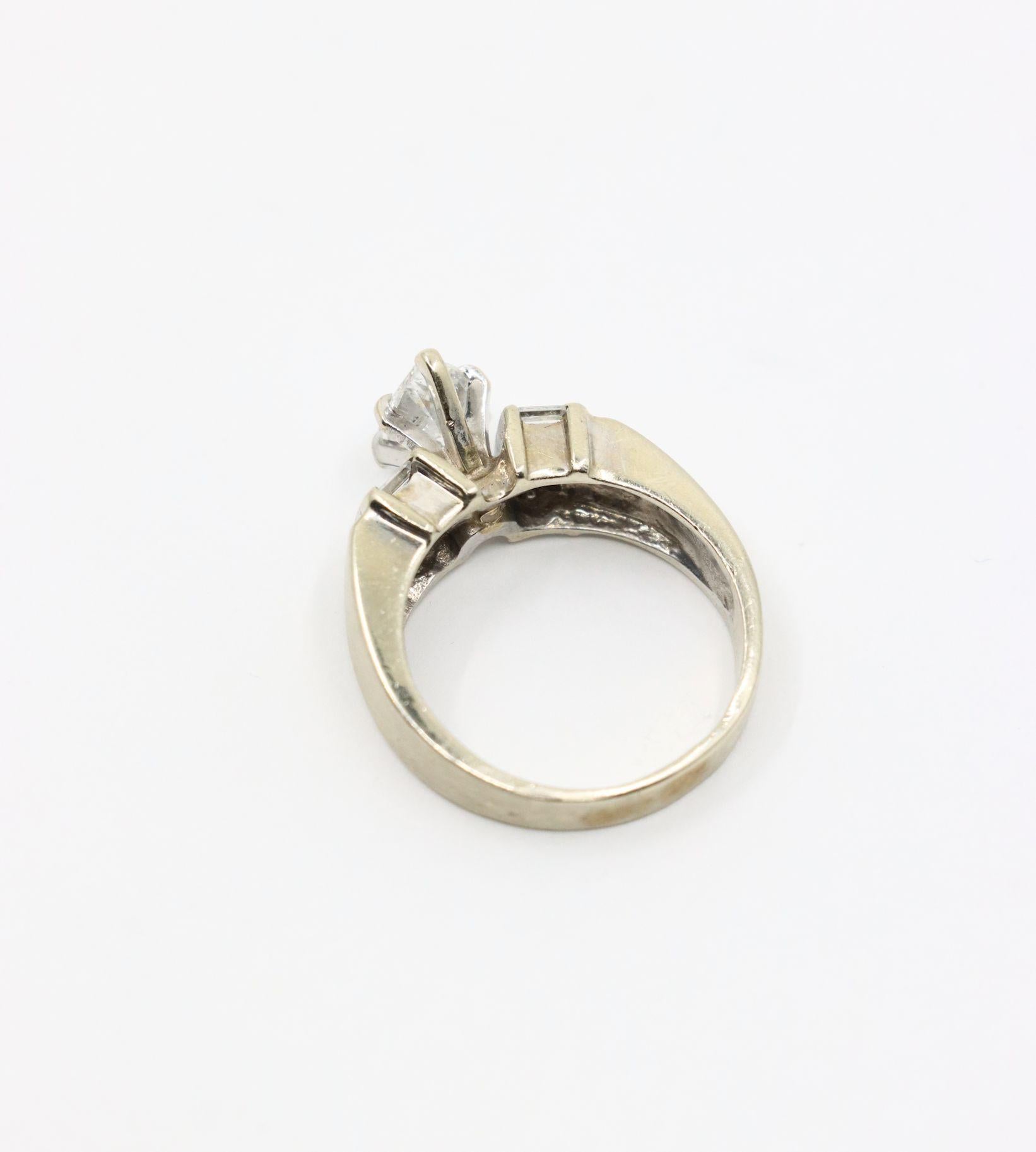 Vintage 14K Weißgold Birnenförmiger Diamantring in Birnenform im Angebot 2