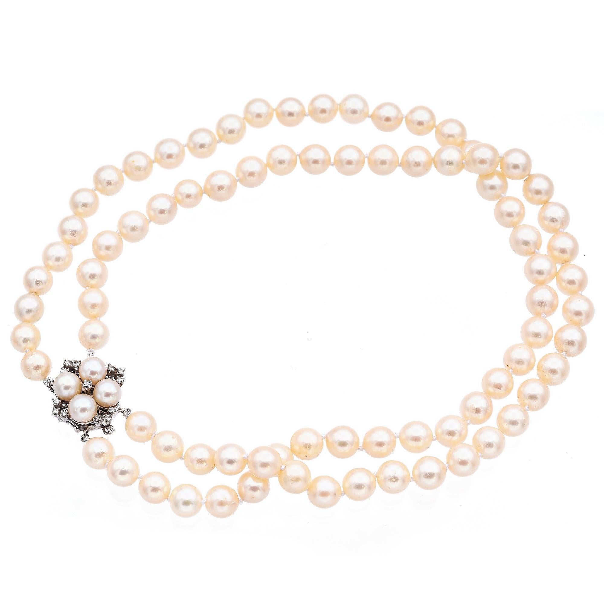 Una splendida collana con perle lucenti, elegantemente disposte in un doppio filo. La collana è impreziosita da una chiusura in oro bianco 14k impreziosita da diamanti bianchi, che aggiungono un tocco di scintillio e raffinatezza. La lavorazione è