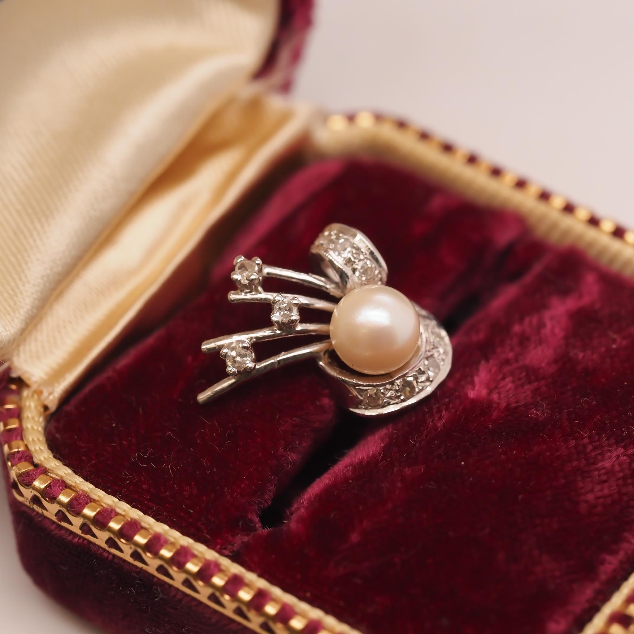 Vintage 14K White Gold Pearl and Diamond Pendant In Good Condition For Sale In Hicksville, NY