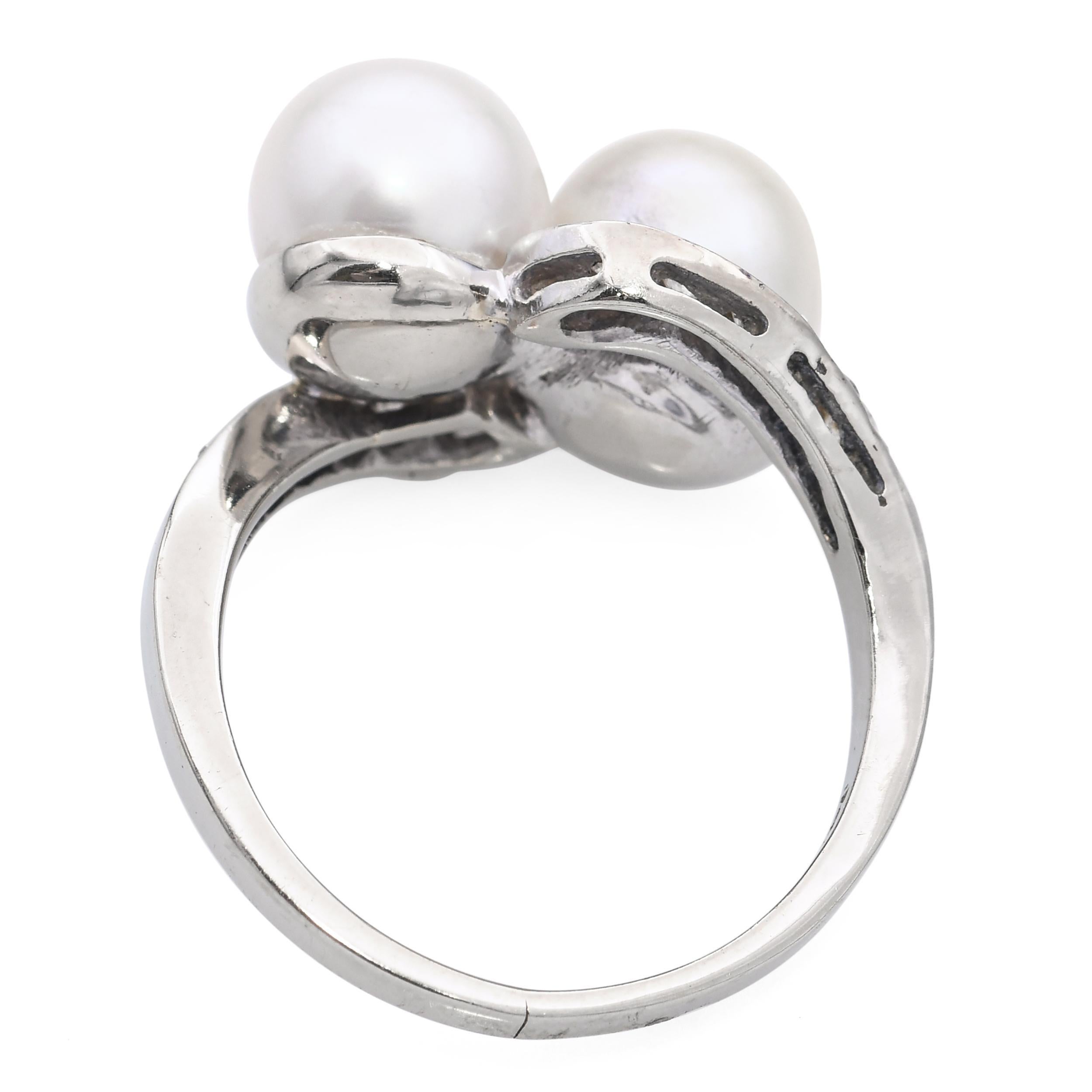 Vintage 14k or blanc perle et diamant bague semi bypass Bon état - En vente à New York, NY