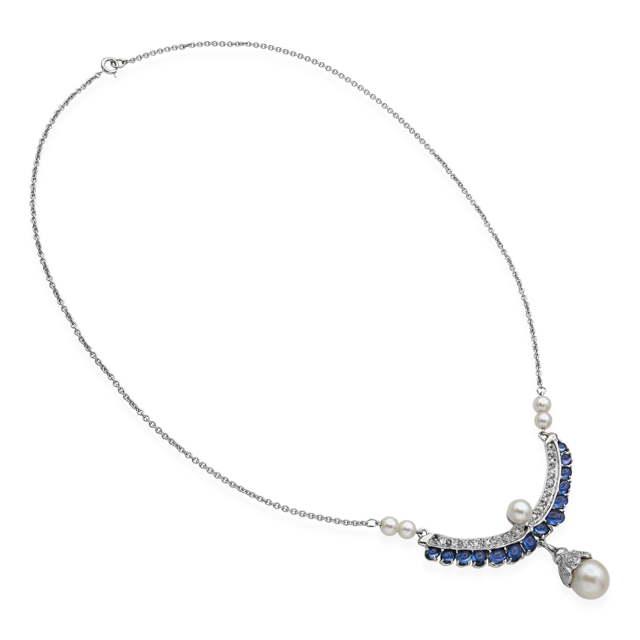 Diese anmutige Halskette aus 14-karätigem Weißgold zeigt in ihrer Mitte eine glänzende Zuchtperle, die von funkelnden Diamanten und blauen Saphiren akzentuiert wird. Die klassische Kombination von Edelsteinen schafft ein raffiniertes, zeitloses
